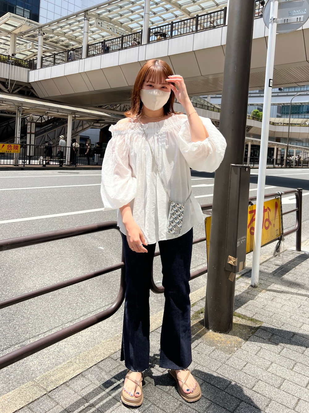 「カジュアルコーデ、大人カジュアル、パンツスタイル、ゆるコーデ、白ブラウス、白ブラウス×デニム、デニムパンツ、フレアデニム、オフショル、オフショルブラウス、mystic、mysticstaff」｜「mysticのオフショルフリルブラウス（シャツ/ブラウス、ホワイト系）」を使った、abe kanonさん（レディース・158cm）の夏コーディネートの1枚目の写真
