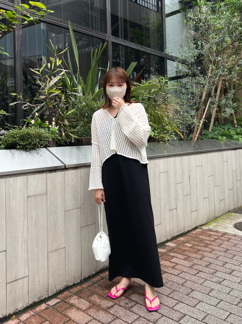 「夏コーデ、シンプル、モノトーンコーデ、メッシュニット、メッシュトップス、キャミワンピ、キャミワンピース、ワンピース、ワンピースコーデ、メッシュ、mystic、mysticstaff」｜「mysticのメランジメッシュニット（ニット/セーター、ホワイト系）」を使った、abe kanonさん（レディース・158cm）の夏コーディネートの1枚目の写真