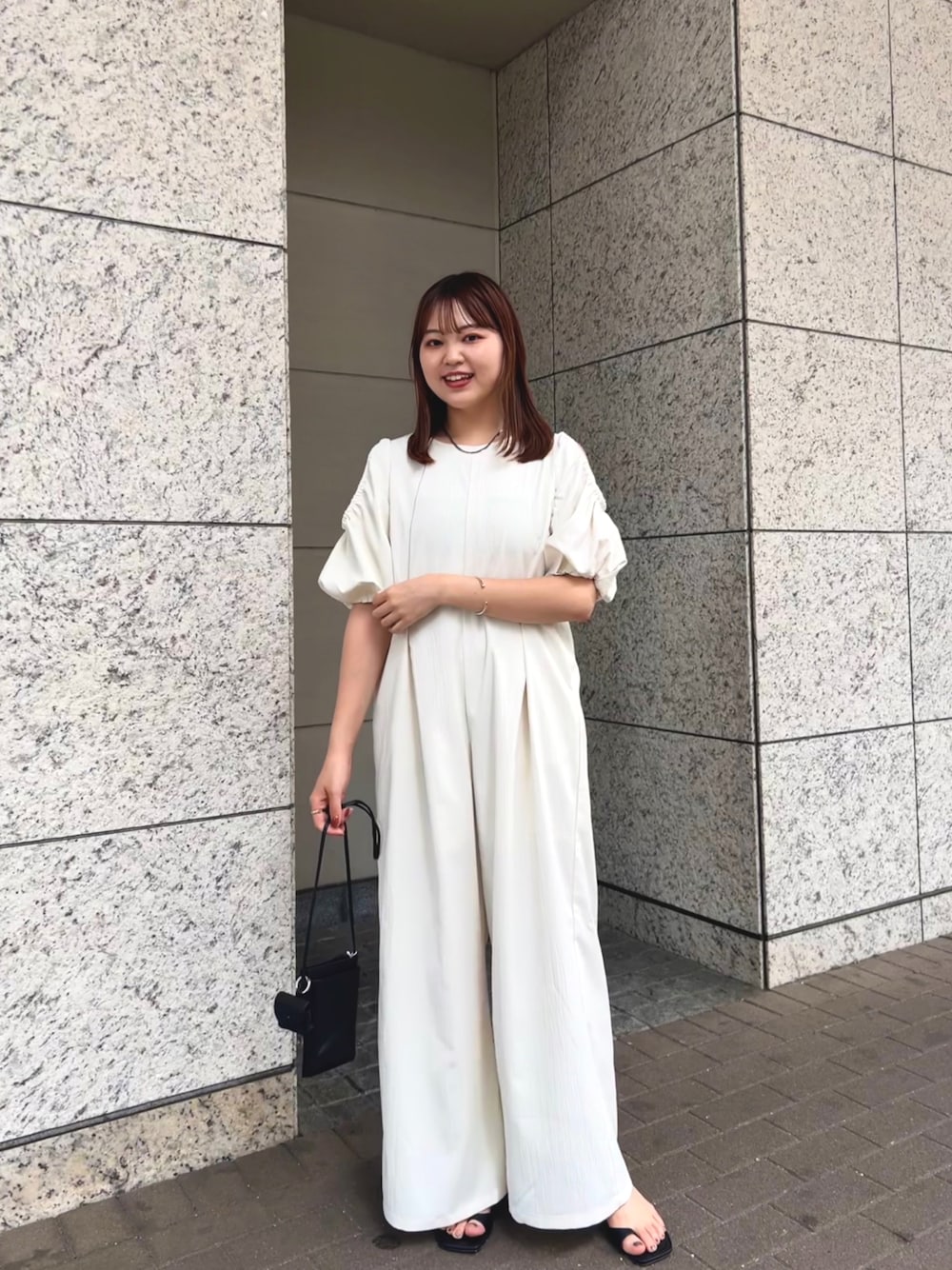「きれいめカジュアル、シンプルスタイル、夏コーデ、大人女子、オトナカワイイ、リラックススタイル、シンプルコーデ、サロペット、オールインワン、ショルダースリット、ホワイトコーデ、トングサンダル、mystic、mysticstaff」｜「mysticのショルダースリットオールインワン（つなぎ/オールインワン、ホワイト系）」を使った、abe kanonさん（レディース・158cm）の春コーディネートの1枚目の写真