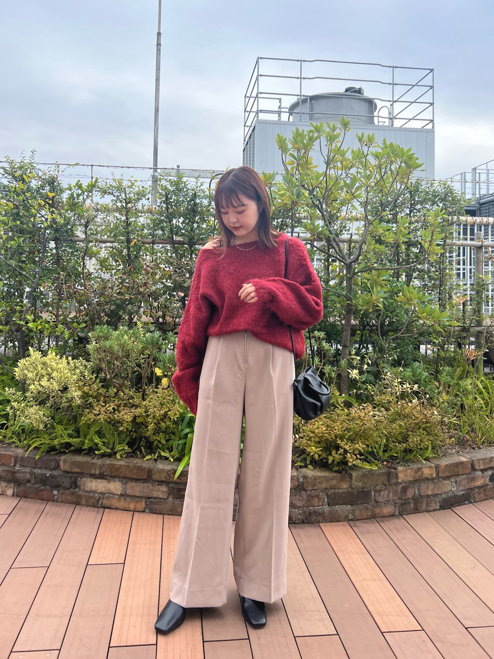 「秋のコーデ、大人コーデ、オトナカジュアル、ゆったりコーデ、パンツコーデ、赤、赤ニット、ニット、ベージュパンツ、赤×ベージュ、mystic、mysticstaff、骨格ストレート」｜「mysticのウール混クルーVニット（ニット/セーター、レッド系）」を使った、abe kanonさん（レディース・158cm）の秋コーディネートの1枚目の写真