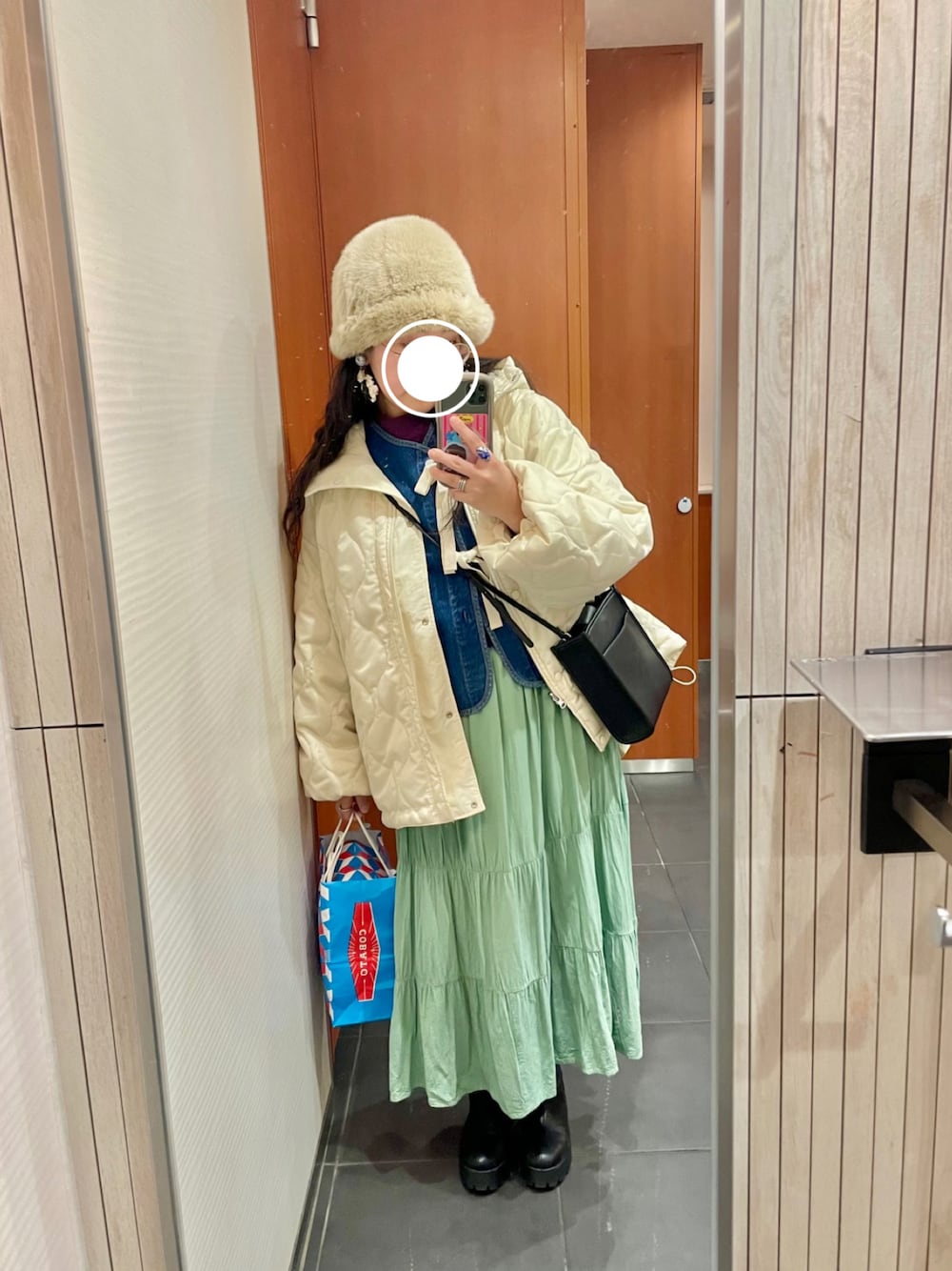 「冬コーデ、休日スタイル、おでかけコーデ、ファッションを楽しもう、ファーハット、デニムベスト、ティアードスカート、キルティングジャケット、override、earth music&ecology、w closet、FREAKS STORE」｜「OVERRIDEのアイテム（帽子、ベージュ系）」を使った、イトさん（レディース・158cm）の冬コーディネートの1枚目の写真