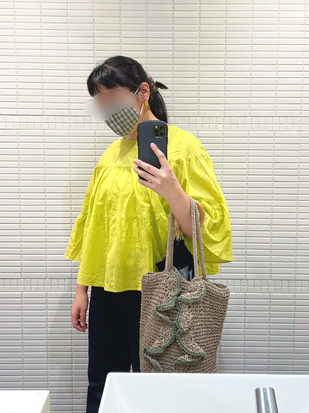 「ティアード、イエロー、デニム、デニムパンツ、休日スタイル、ビタミンカラー、オトナカジュアル、KBF、UNIQLO」｜「KBFのティアードブラウス（シャツ/ブラウス、イエロー系）」を使った、イトさん（レディース・158cm）の秋コーディネートの1枚目の写真