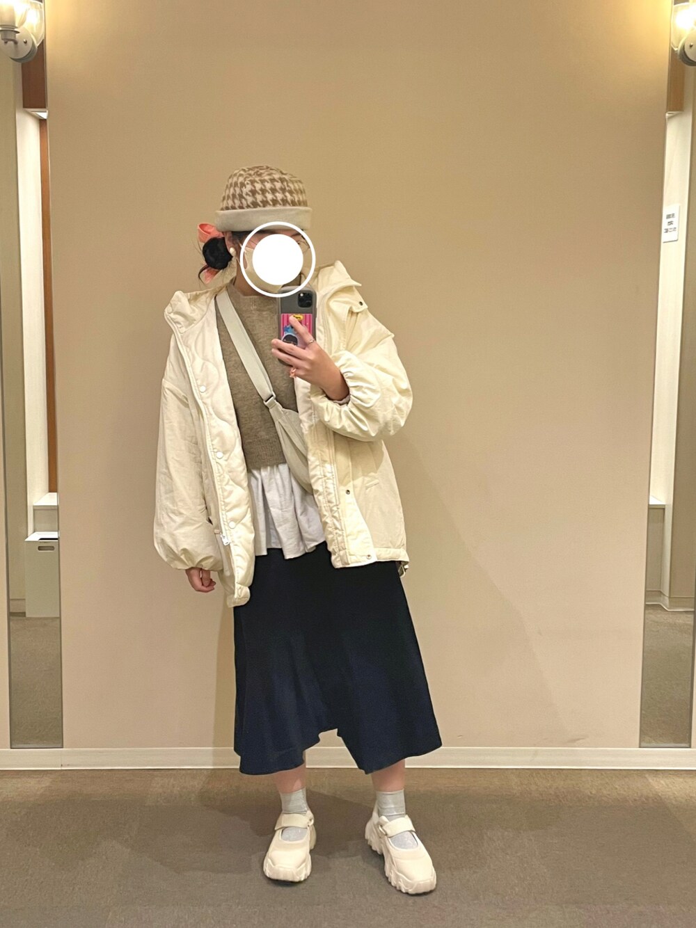 「おでかけコーデ、休日スタイル、ニットベスト、ティアードブラウス、レイヤードスタイル、アシンメトリースカート、ラメソックス、ダッドスニーカー、Kaorinomori、wcloset、Kastane、rps、UNIQLO、ehka sopo」｜「Kastaneのアイテム（ニット/セーター、ブラウン系）」を使った、イトさん（レディース・158cm）の冬コーディネートの1枚目の写真