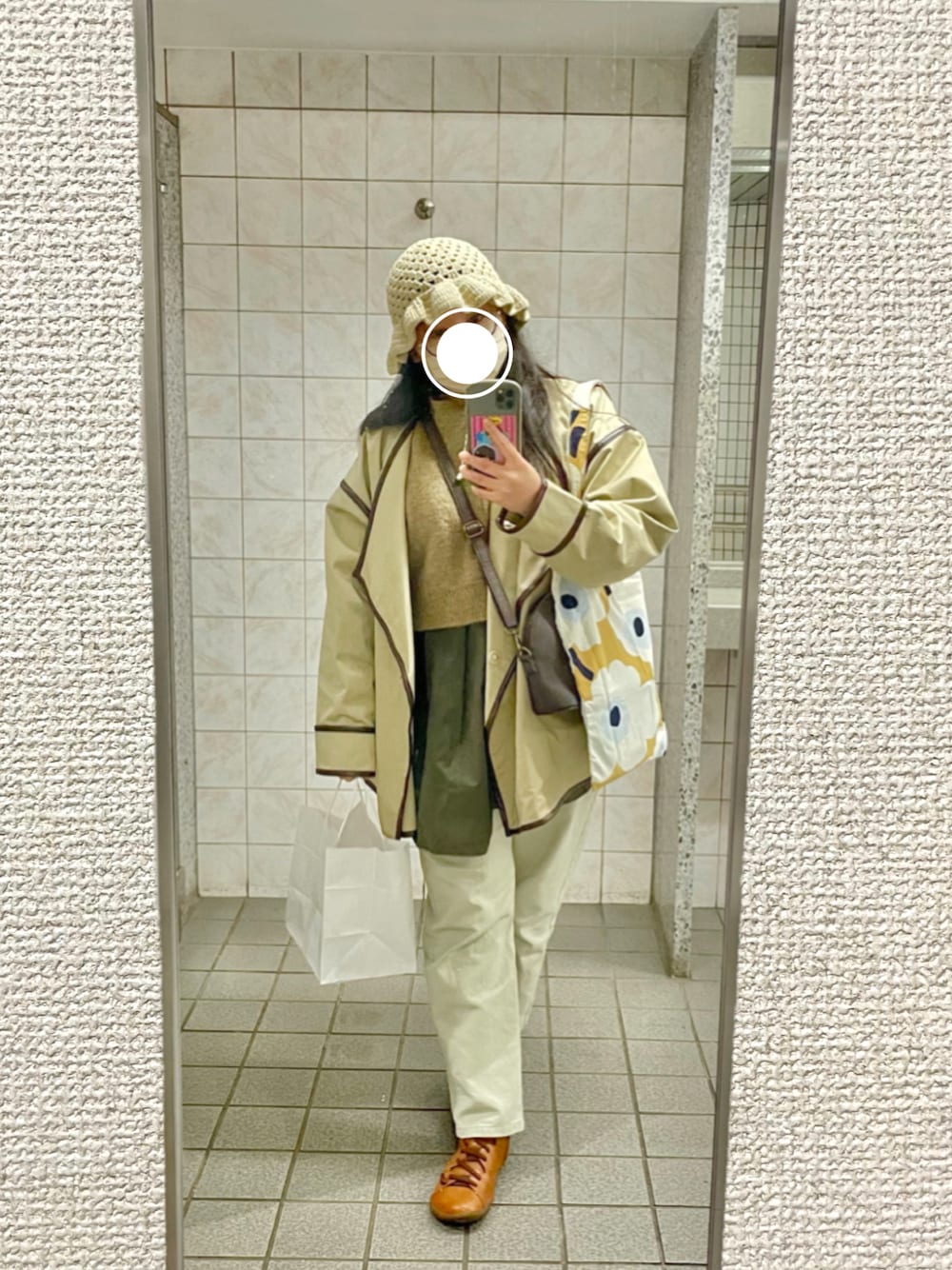 「休日スタイル、おでかけコーデ、ニットハット、パイピングコート、ノーカラージャケット、レイヤードスタイル、Kaorinomori、Kastane、Samansa Mos2、marimekko、CAMPER」｜「Chicoのパイピングノーカラートレンチコート（トレンチコート、ベージュ系）」を使った、イトさん（レディース・158cm）の春コーディネートの1枚目の写真
