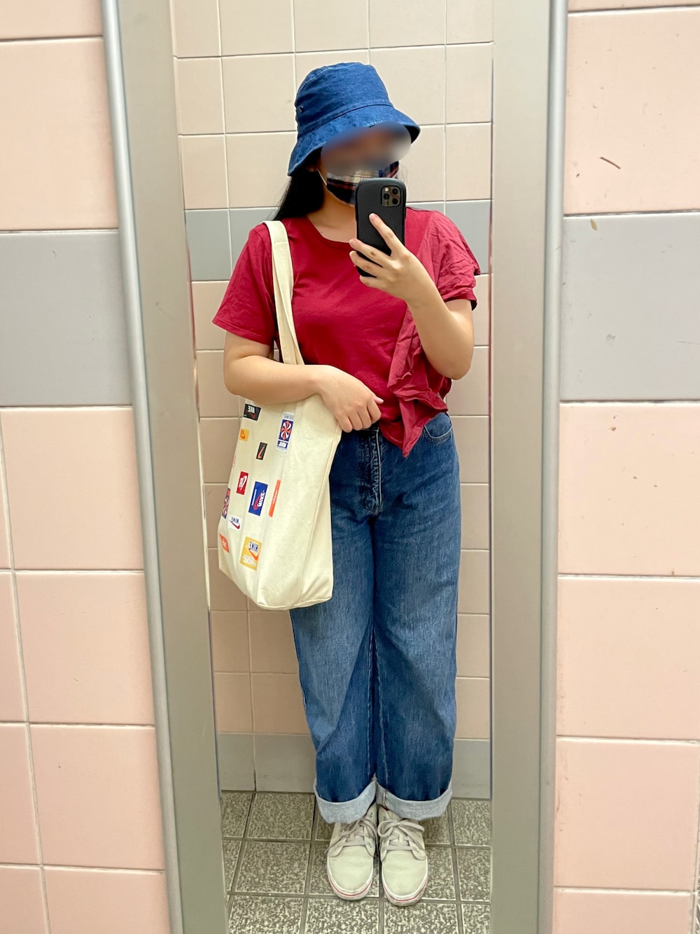 「フリルトップス、バケットハット、デニム、デニムパンツ、カジュアル、ボーイッシュ、KBF、adidas、UNIQLO、NIKE」｜「KBFの半袖カットソー（Tシャツ/カットソー、レッド系）」を使った、イトさん（レディース・158cm）の秋コーディネートの1枚目の写真