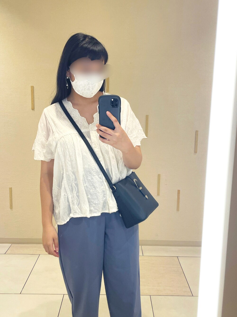 「カラーパンツ、レース、大人カジュアル、GU、休日スタイル、きれいめカジュアル、Lattice、レースブラウス、chocol raffine robe」｜「chocol raffine robeのアイテム（シャツ/ブラウス、ホワイト系）」を使った、イトさん（レディース・158cm）の秋コーディネートの1枚目の写真