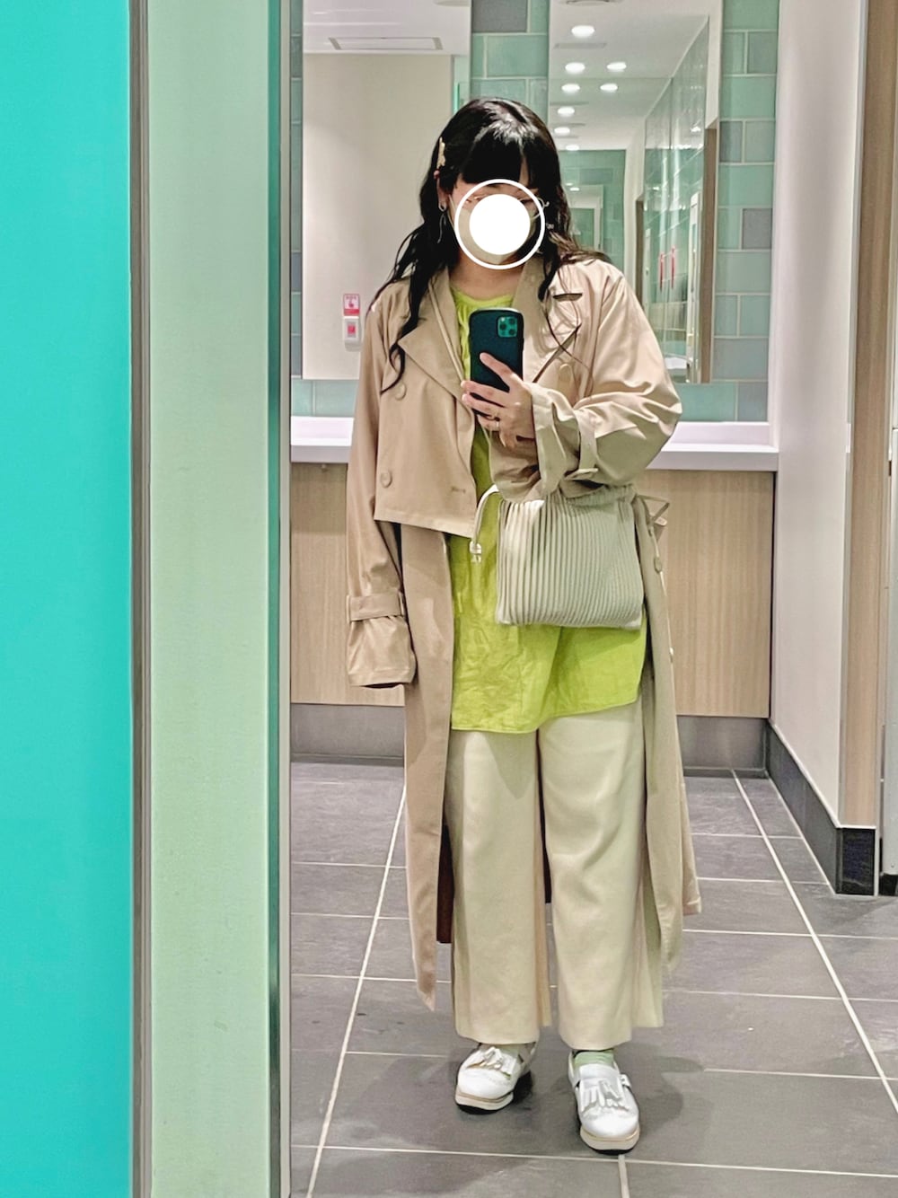 「休日コーデ、おでかけコーデ、オトナカジュアル、大人カジュアルコーデ、パンツスタイル、トレンチコート、ワッシャー、リブパンツ、スリット、wcloset、Kastane」｜「LOWRYS FARMのショルダーバッグ（ショルダーバッグ、ベージュ系）」を使った、イトさん（レディース・158cm）の春コーディネートの1枚目の写真