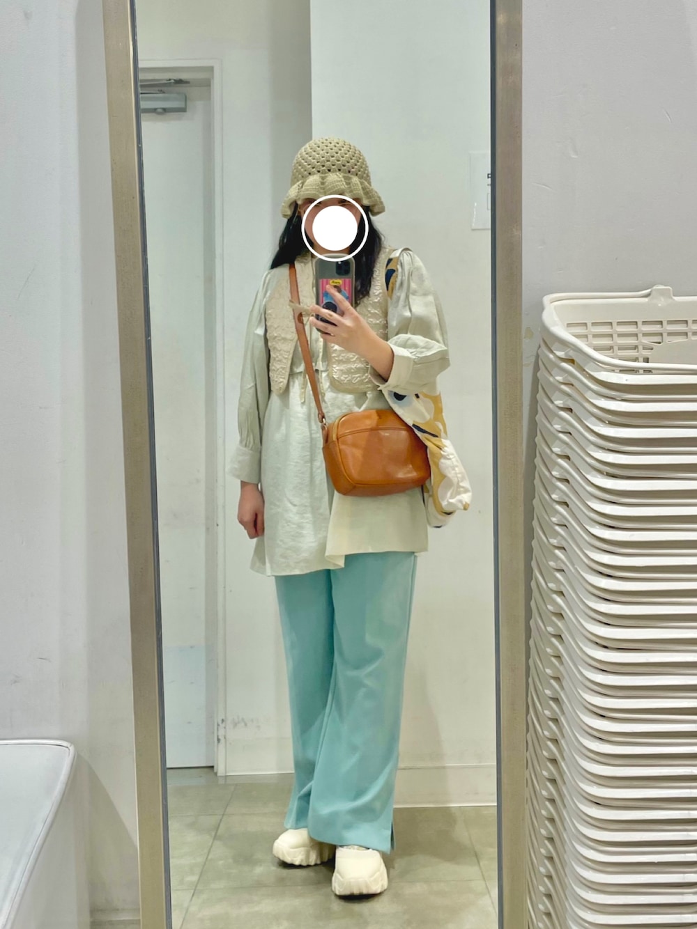 「おでかけコーデ、休日スタイル、パンツスタイル、カラーパンツ、ニットハット、ベスト、ダッドスニーカー、Kaorinomori、Kastane、GROBAL WORK、ehka sopo、marimekko」｜「kaorinomoriのカオリノモリ　フィーハット（ハット、ベージュ系）」を使った、イトさん（レディース・158cm）の夏コーディネートの1枚目の写真