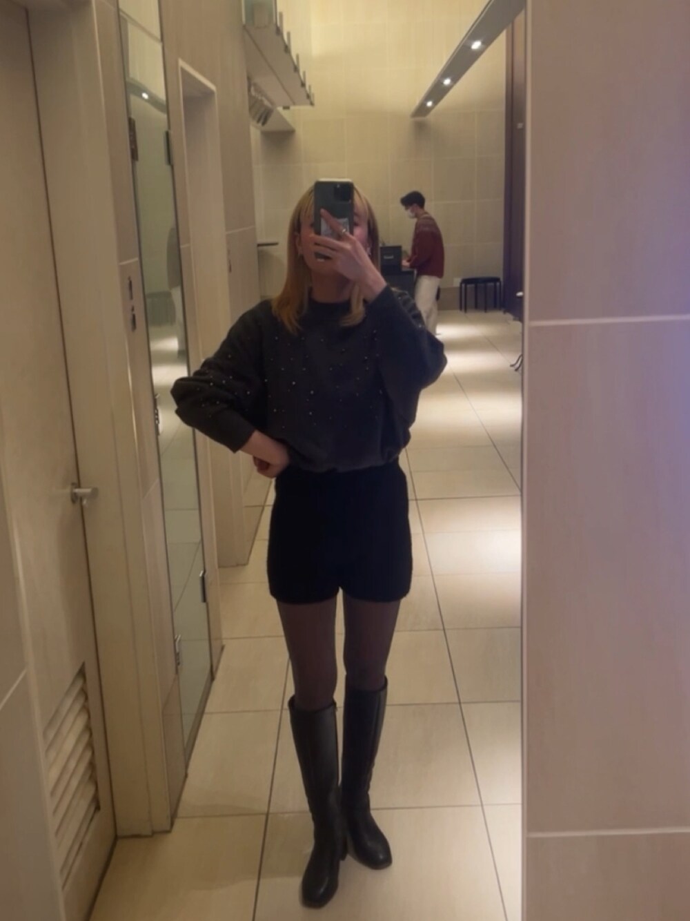 「同窓会、ラメタイツ、ニットパンツ、ロングブーツ」｜「Bershkaのアイテム（トップス、グレー系）」を使った、Mikaさん（レディース・166cm）の春コーディネートの1枚目の写真