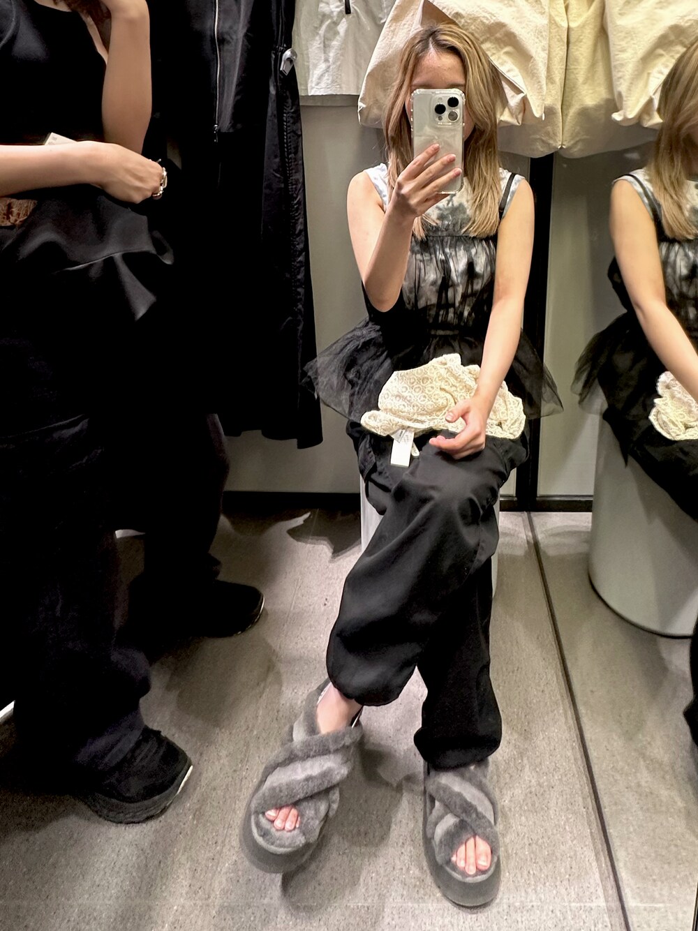 「アツいコーデ全部見せ、お出かけコーデ、ショッピング、カーゴパンツ、エックスガール、UGG」｜「mietteのﾁｭｰﾙｷﾞｬｻﾞｰﾋﾞｽﾁｪ（キャミソール、ブラック系）」を使った、omisoさん（骨格ストレート・レディース・162cm）の夏コーディネートの1枚目の写真