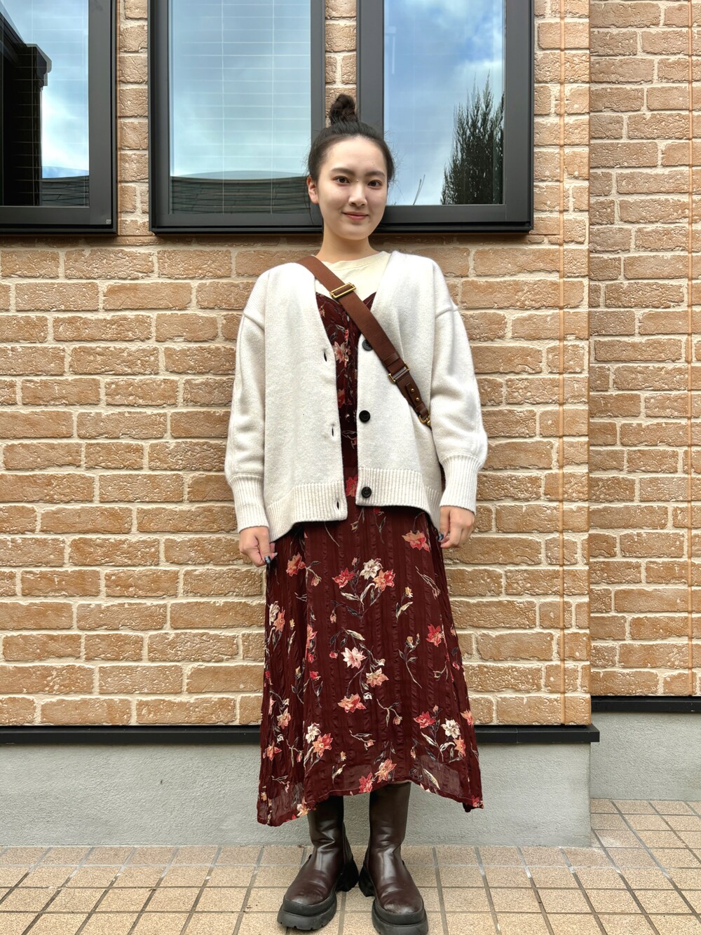 「ootd、花柄、ワンピ―ス、ビンテージ、ビンテージワンピース、ホワイト、ニットカーディガン、CLANE、ブーツ、秋冬コーデ、デートコーデ、お出かけコーデ、オトナカワイイ、おしゃれさんと繋がりたい、冬を彩る色いろコーデ」｜「CLANEのアイテム（カーディガン/ボレロ、ホワイト系）」を使った、ａｙａｎｏさん（レディース・158cm）の冬コーディネートの1枚目の写真