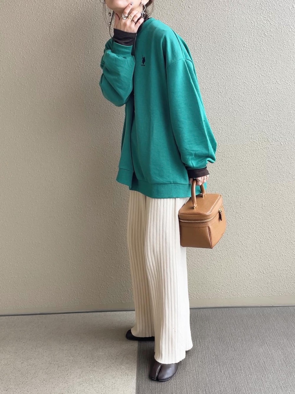 グリーン系のスウェット、ベージュ系のその他パンツ、グリーン系のスカートを着用したレディースの冬コーディネートの1枚目の写真