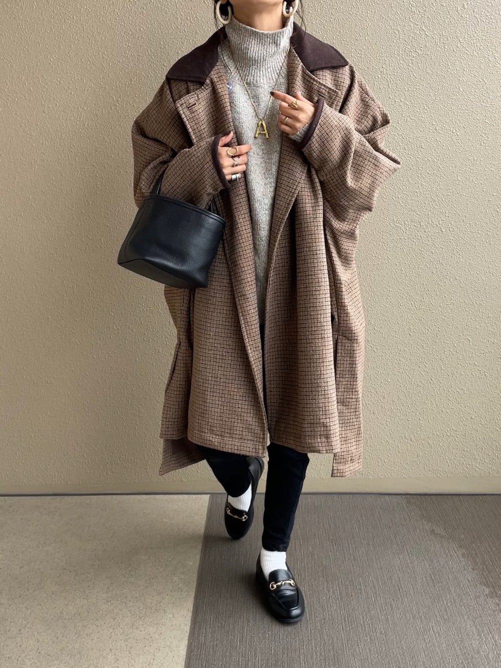 ホワイト系のニット/セーター、ブラック系のデニムパンツ、ブラック系のその他シューズを着用したレディースの秋コーディネートの1枚目の写真