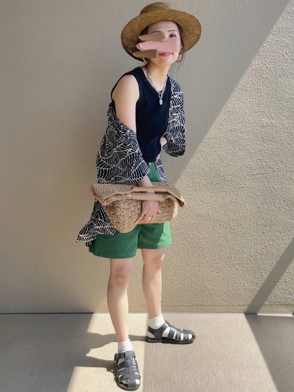 グリーン系のその他パンツ、ブラウン系のハンドバッグ、ブラック系のタンクトップを着用したレディースの夏コーディネートの1枚目の写真