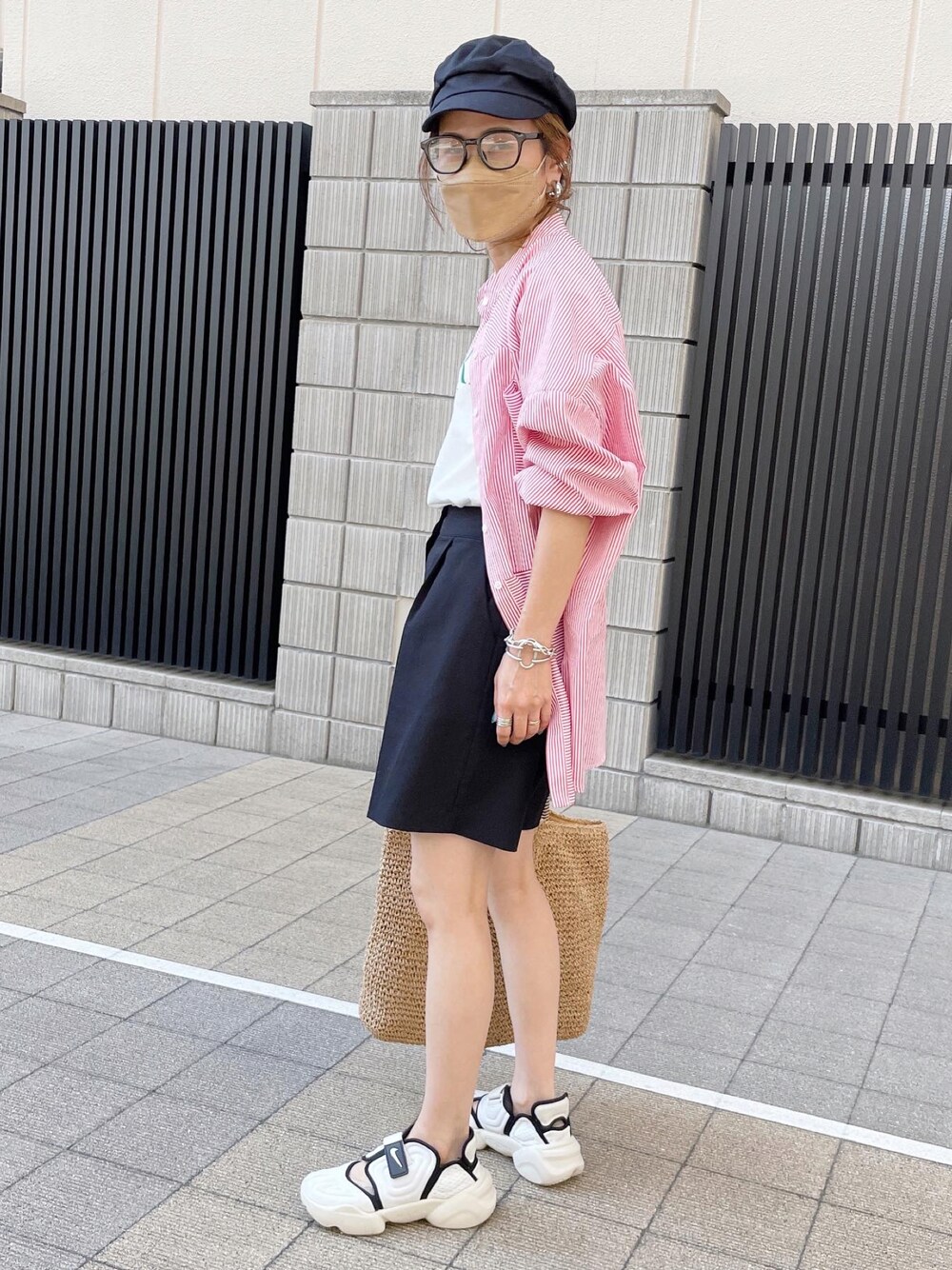 ãã¯ã€ãç³»ã®Tã·ã£ã/ã«ãããœãŒããã©ãã¯ç³»ã®ã¹ã©ãã¯ã¹ããã®ä»ã®ãã®ä»ãççšããã¬ãã£ãŒã¹ã®æ¥ã³ãŒãã£ããŒãã®1æç®ã®åç