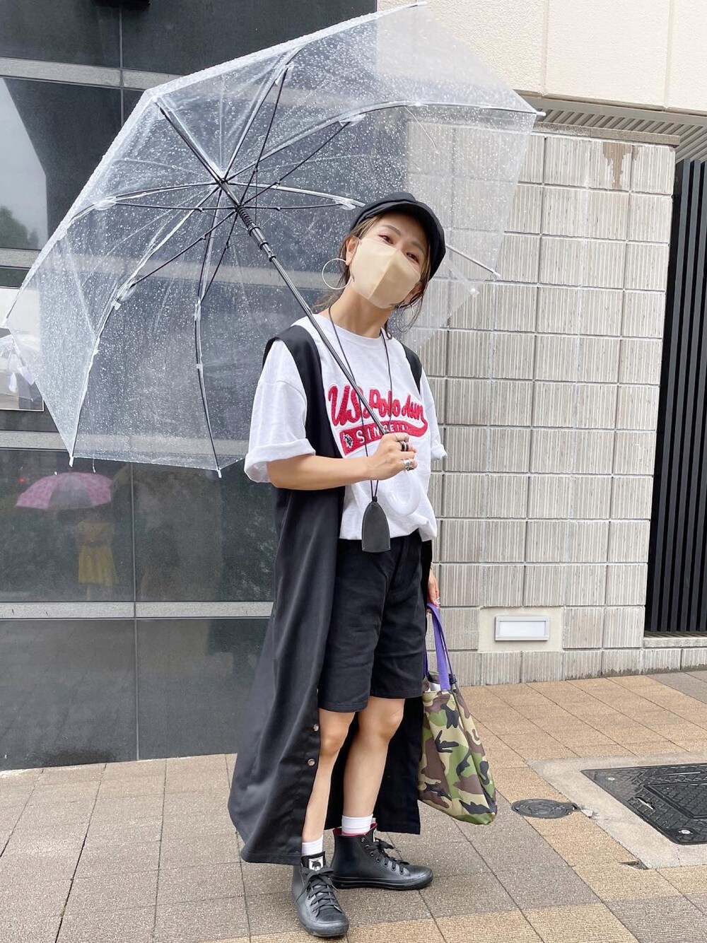 グレー系のTシャツ/カットソー、ブラック系のジャンパースカート、その他のその他を着用したレディースの夏コーディネートの1枚目の写真
