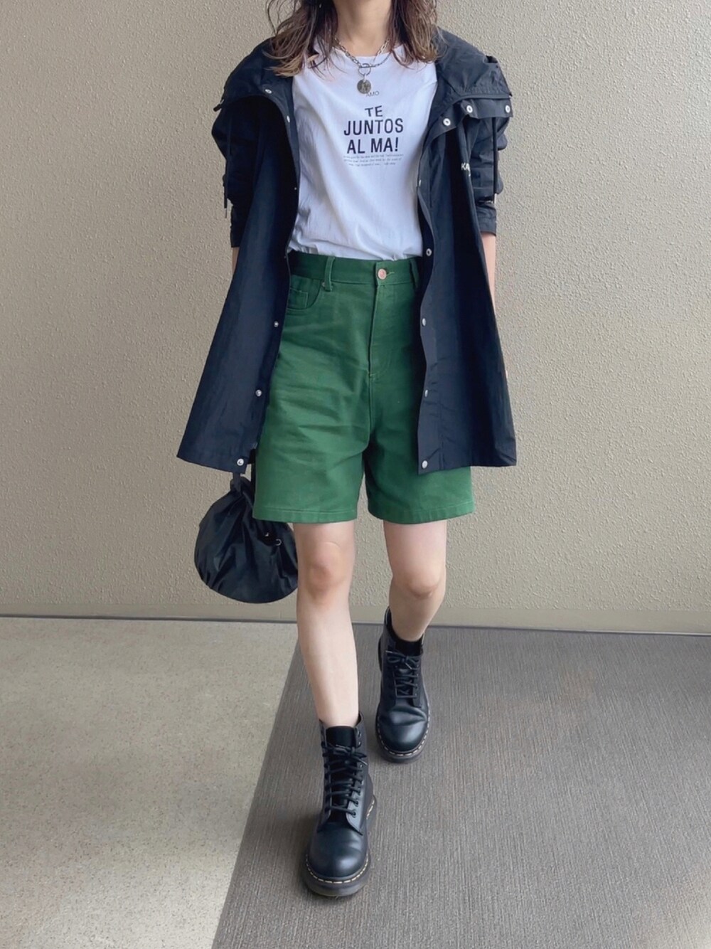 ブラック系のナイロンジャケット、ホワイト系のTシャツ/カットソー、グリーン系のその他パンツを着用したレディースの秋コーディネートの1枚目の写真