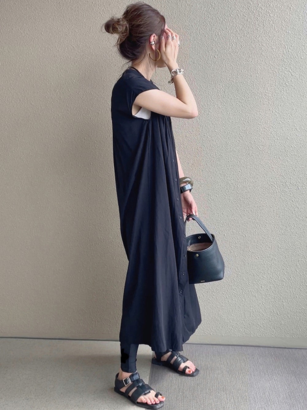 ブラック系のワンピース、ブラック系のサンダル、その他のその他を着用したレディースの夏コーディネートの1枚目の写真