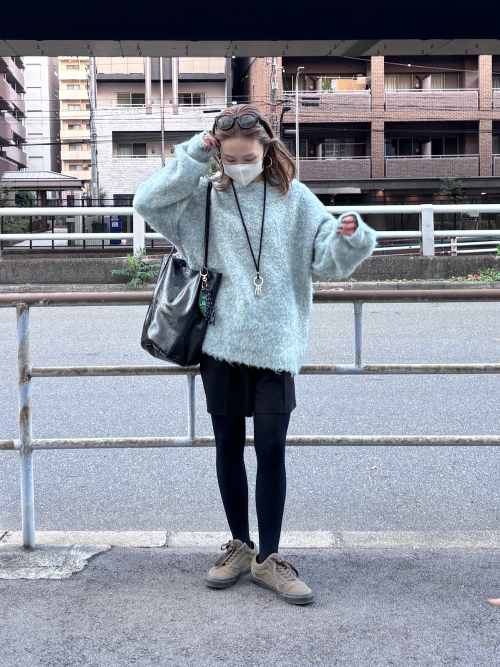ã°ã¬ãŒç³»ã®ããã/ã»ãŒã¿ãŒããã©ãã¯ç³»ã®ã¹ã©ãã¯ã¹ããã©ãŠã³ç³»ã®ã¹ããŒã«ãŒãççšããã¬ãã£ãŒã¹ã®å¬ã³ãŒãã£ããŒãã®1æç®ã®åç