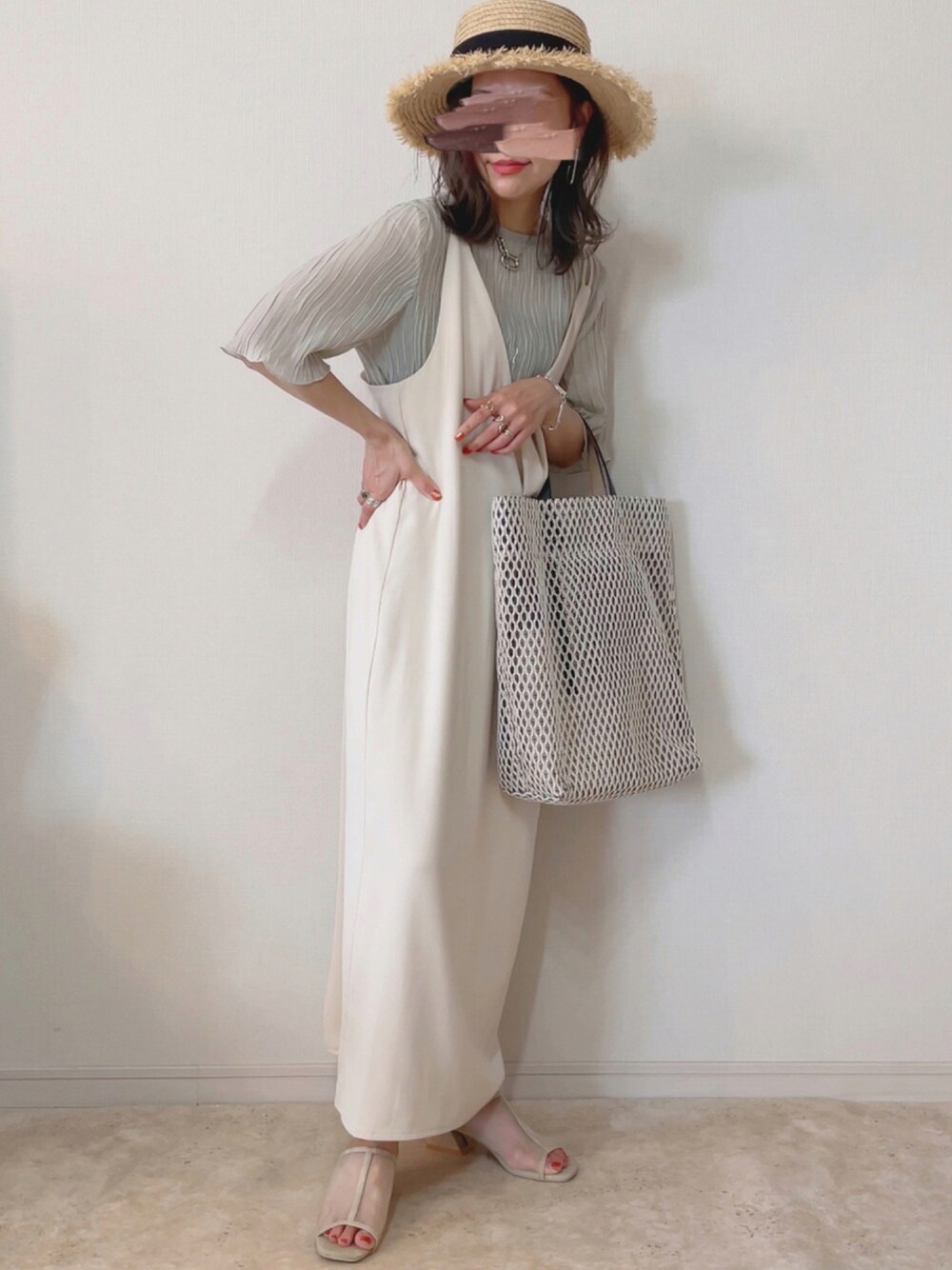 グリーン系のシャツ/ブラウス、ベージュ系のワンピース、ベージュ系のサンダルを着用したレディースの夏コーディネートの1枚目の写真