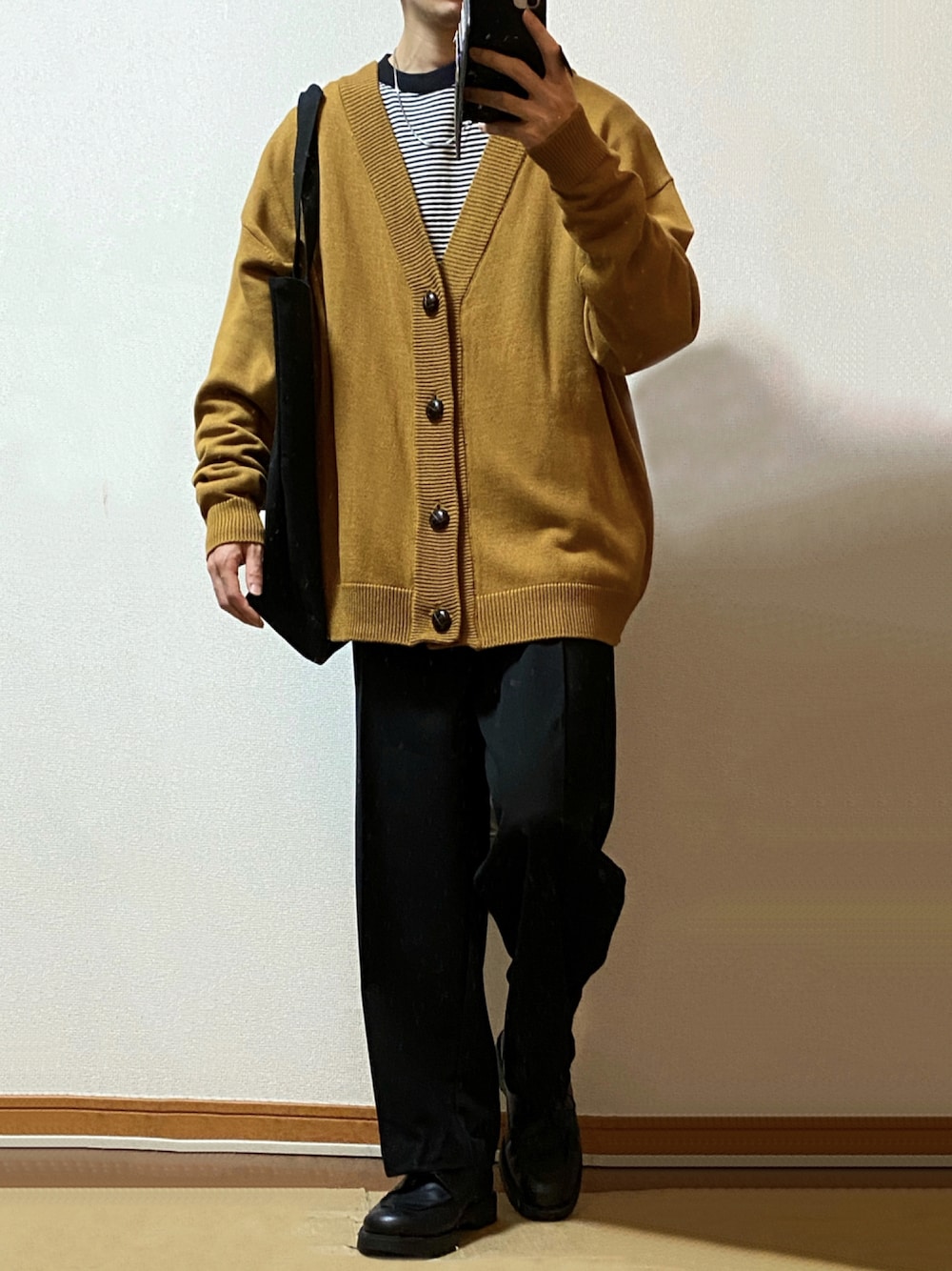 「カーディガン、トートバッグ、大人コーデ、Steven Alan、きれいめカジュアル、イエローコーデ、低身長、ボーダーTシャツ、秋コーデ、おしゃれさんと繋がりたい、ワンポイントコーデ、beauty&habit、remer、センタープレススラックス、epnok」｜「Beauty&Habitの【Beauty&Habit】ロゴトートバッグ/エコバッグ/キャンバストート/マルシェバッグ（トートバッグ、ブラック系）」を使った、フラペチーノさん（メンズ・163cm）の秋コーディネートの1枚目の写真