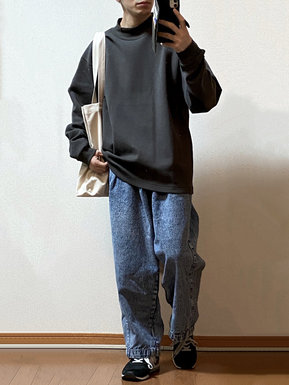 「大人カジュアル、スニーカーコーデ、低身長、カジュアルコーデ、ゆるコーデ、ワイドデニム、秋コーデ、ダークグレー、モックネック、newbalance996、おしゃれさんと繋がりたい、UNIQLO U、remer、モックネックプルオーバー、A.P.Cトートバッグ」｜「A.P.C.のTOTE LAURE  BLACK LOGO JPS（トートバッグ、ホワイト系）」を使った、フラペチーノさん（メンズ・163cm）の秋コーディネートの1枚目の写真