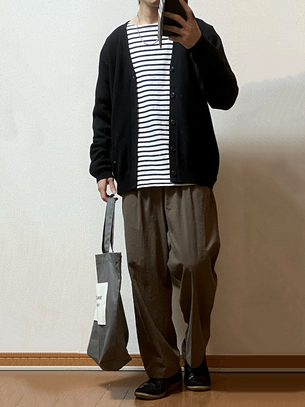 「カーディガン、トートバッグ、UNIQLO、大人コーデ、Steven Alan、beautiful people、低身長、URBAN RESEARCH、ボーダーTシャツ、黒カーディガン、秋コーデ、GERMAN TRAINER、ブラウンパンツ、おしゃれさんと繋がりたい、大人パンツ」｜「beautiful peopleのアイテム（トートバッグ、グレー系）」を使った、フラペチーノさん（メンズ・163cm）の秋コーディネートの1枚目の写真