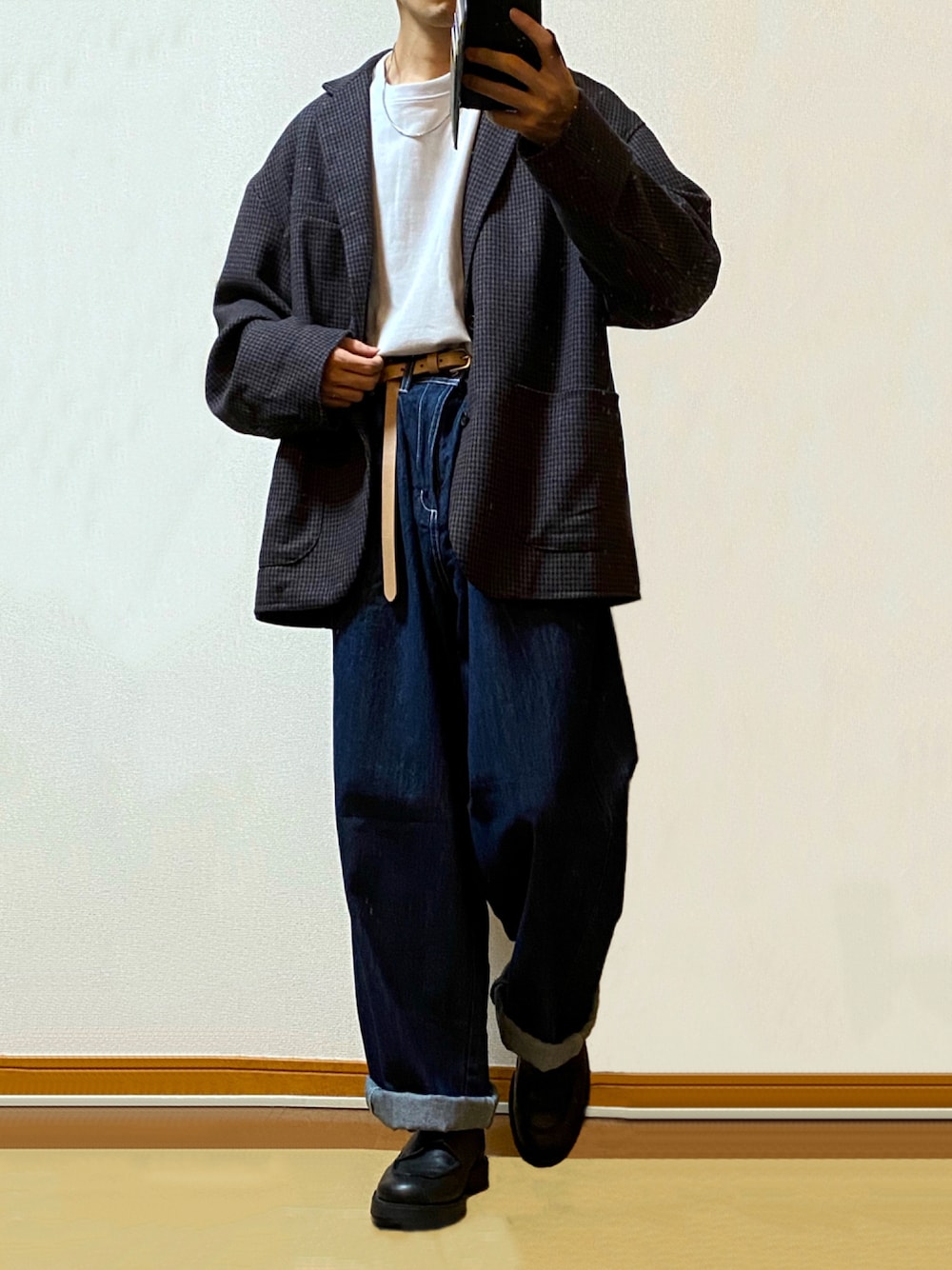 「大人カジュアル、差し色、革靴、タックイン、チェックジャケット、低身長、ゆるコーデ、KLEMAN、niko and ...、ワイドデニム、秋コーデ、おしゃれさんと繋がりたい、ブラウンジャケット、秋服準備はじめました、remer」｜「remerのloose basic long Tee/ルーズベーシックロンTee（Tシャツ/カットソー、グレー系）」を使った、フラペチーノさん（メンズ・163cm）の秋コーディネートの1枚目の写真