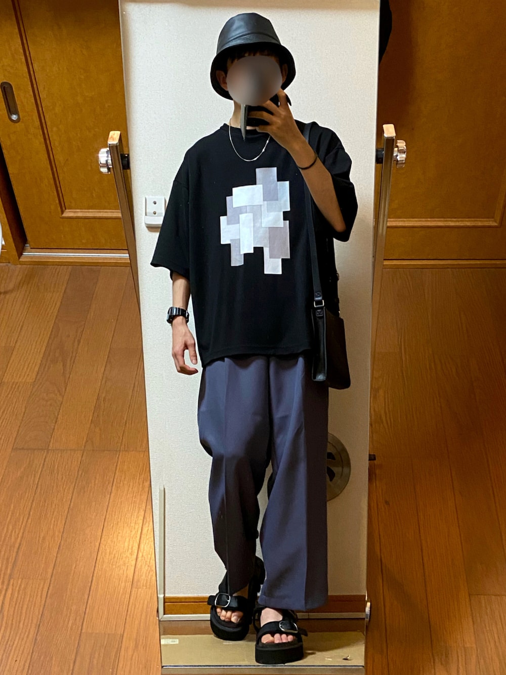 ブラック系のショルダーバッグ、ブラック系のTシャツ/カットソー、パープル系のスラックスを着用したメンズの夏コーディネートの1枚目の写真