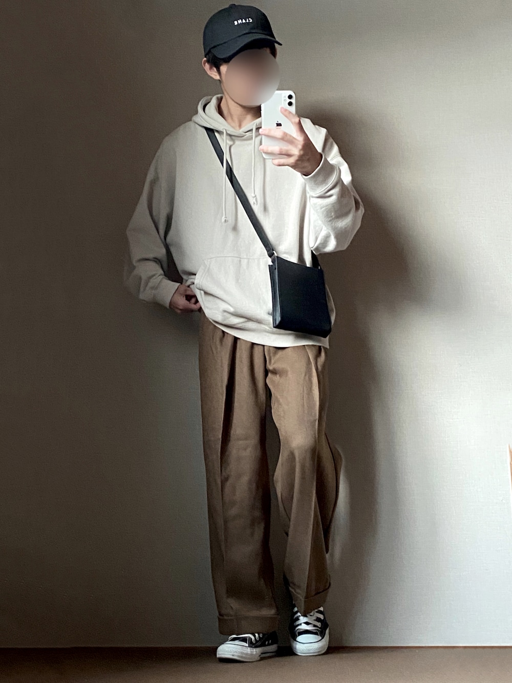 「秋コーデ、おしゃれさんと繋がりたい、低身長、暖色コーデ、ロゴキャップ、パーカーコーデ、グレーパーカー、ブラウンパンツ、センタープレスパンツ、スニーカーコーデ、スクエアバッグ、プチプラコーデ、ゆるコーデ、カジュアルコーデ、紅葉コーデ」｜「CLANEのFRUIT OF THE ROOM×CLANE/フルーツオブザルーム×クラネ/Cap(キャップ)/ 11136-8002（キャップ、ブラック系）」を使った、フラペチーノさん（メンズ・163cm）の秋コーディネートの1枚目の写真