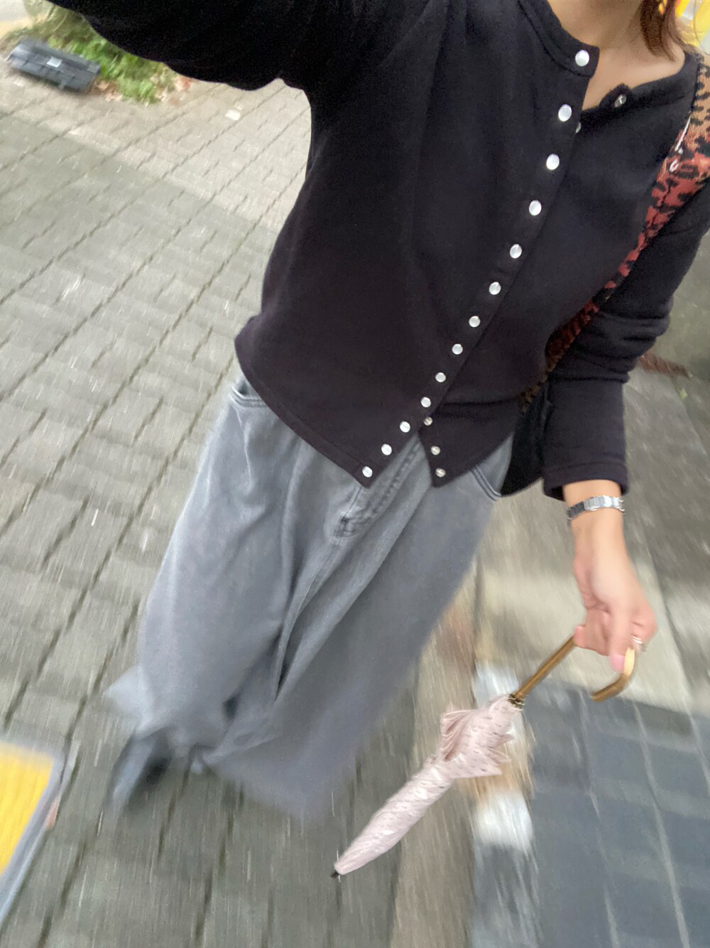 「だから秋服が好き、通勤コーデ、ブラック」｜「agnes b.のM001 CARDIGAN カーディガンプレッション（カーディガン/ボレロ、ブラック系）」を使った、krh810さん（レディース・154cm）の秋コーディネートの1枚目の写真