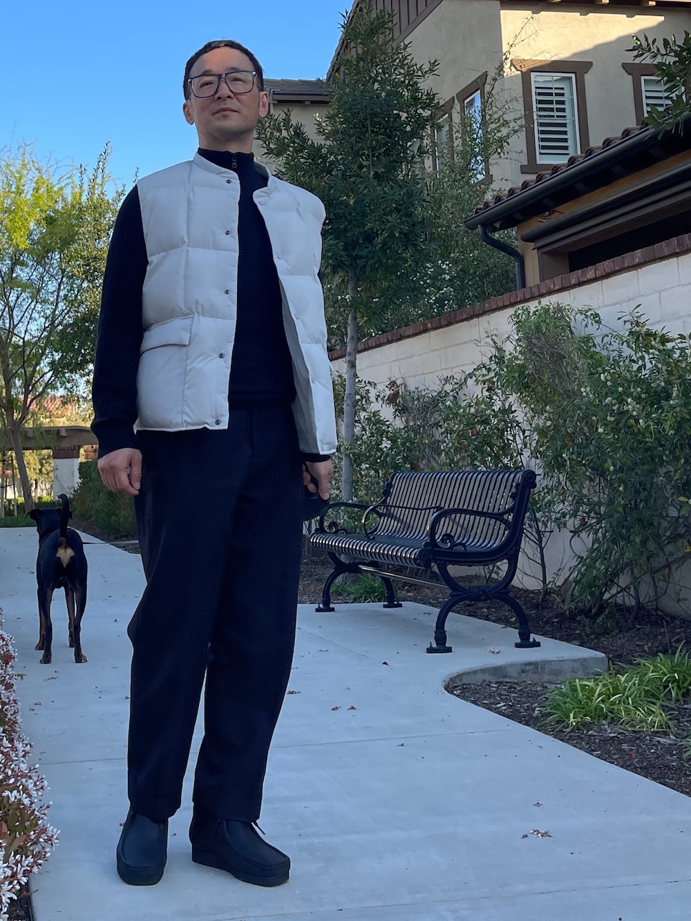 「ootd、outfit、black、white、clarks、BEAUTY&YOUTH UNITED ARROWS、STYLE、TODAYFUL、fashion、Taiwan、大人コーデ、casual、今日のコーデ、プチプラコーデ、spring」｜「BEAUTY&YOUTH UNITED ARROWSのアイテム（ベスト、シルバー系）」を使った、加州さん（メンズ・168cm）の春コーディネートの1枚目の写真