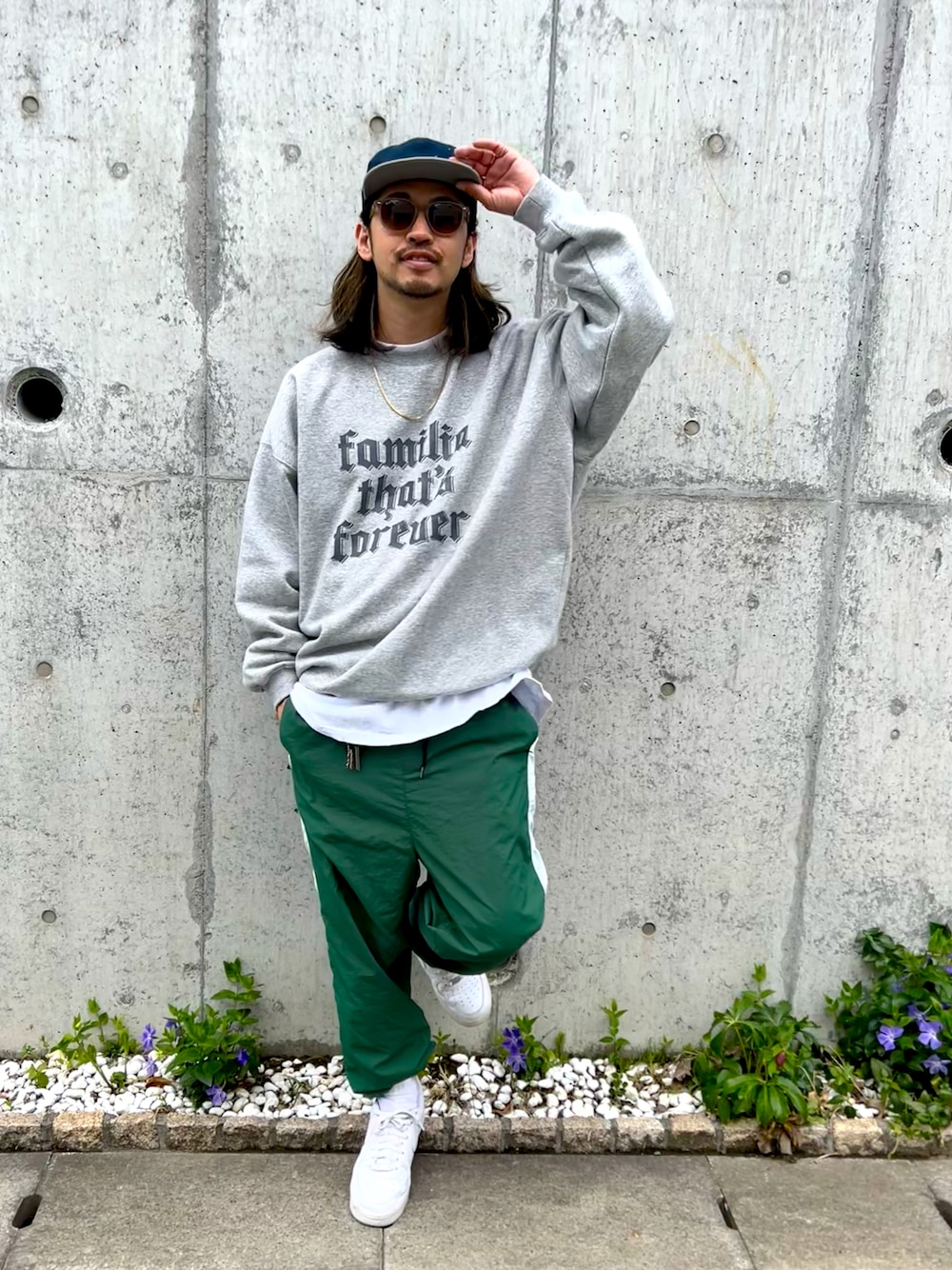 「スニーカー、ストリート、スウェット、ナイロンパンツ、ラフ、ラクチンコーデ、グリーン、キャップ、白、サングラス、春めき満開コーデ」｜「MSMLのアイテム（キャップ、ブルー系）」を使った、Rainyさん（メンズ・174cm）の春コーディネートの1枚目の写真