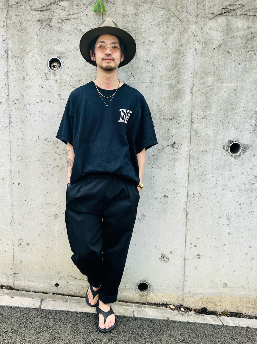 「黒、ブラック、バンドT、今日のコーデ、ラフ、サングラス、サンダル、スラックス、シンプル、ハット」｜「CRIMIEのアイテム（帽子、ベージュ系）」を使った、Rainyさん（メンズ・174cm）の夏コーディネートの1枚目の写真