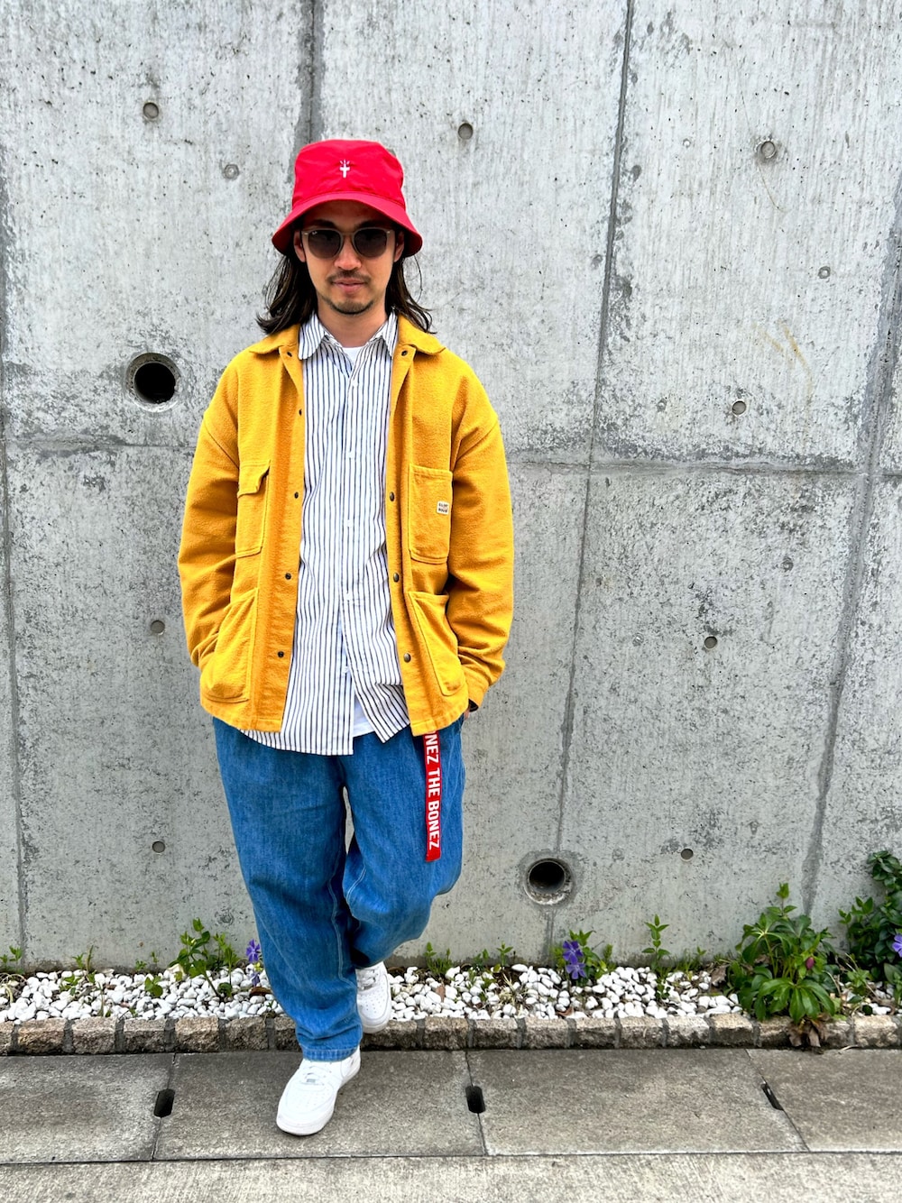 「カジュアルコーデ、NIKE、デニムパンツ、カバーオール、マスタード、バケットハット、ストライプシャツ、ストリート、春めき満開コーデ、レイヤード、ガチャベルト、ラフ」｜「FREAK'S STOREのアイテム（デニムパンツ、ブルー系）」を使った、Rainyさん（メンズ・174cm）の春コーディネートの1枚目の写真