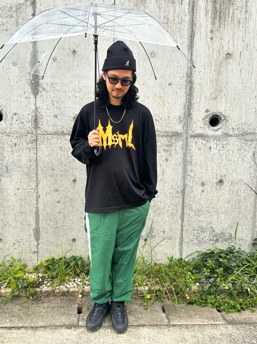 「秋コーデ、今日のコーデ、シャカパン、ニット帽、バンダナ、ラクチンコーデ、ロンT、黒、着回しコーデ、ハロウィン」｜「SubcietyのNYLON PANTS（その他パンツ、グリーン系）」を使った、Rainyさん（メンズ・174cm）の秋コーディネートの1枚目の写真