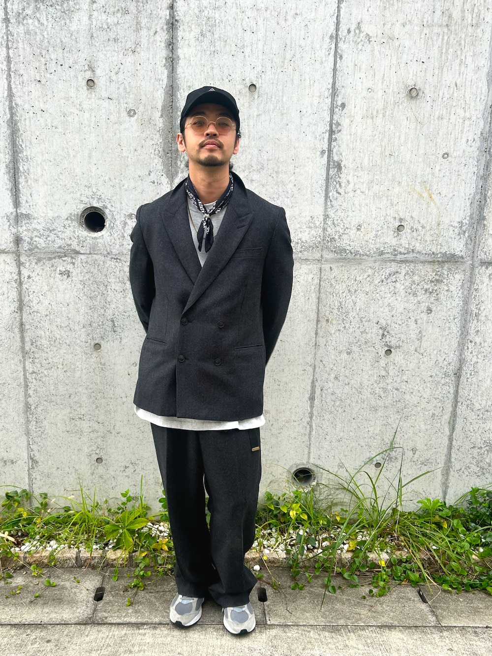 「レイヤード、モノトーン、秋冬コーデ、セットアップ、ダブルジャケット、グレー、キャップ、スニーカー、ゆったり、おじコーデ、バンダナ」｜「JOURNAL STANDARDのアイテム（テーラードジャケット、グレー系）」を使った、Rainyさん（メンズ・174cm）の秋コーディネートの1枚目の写真