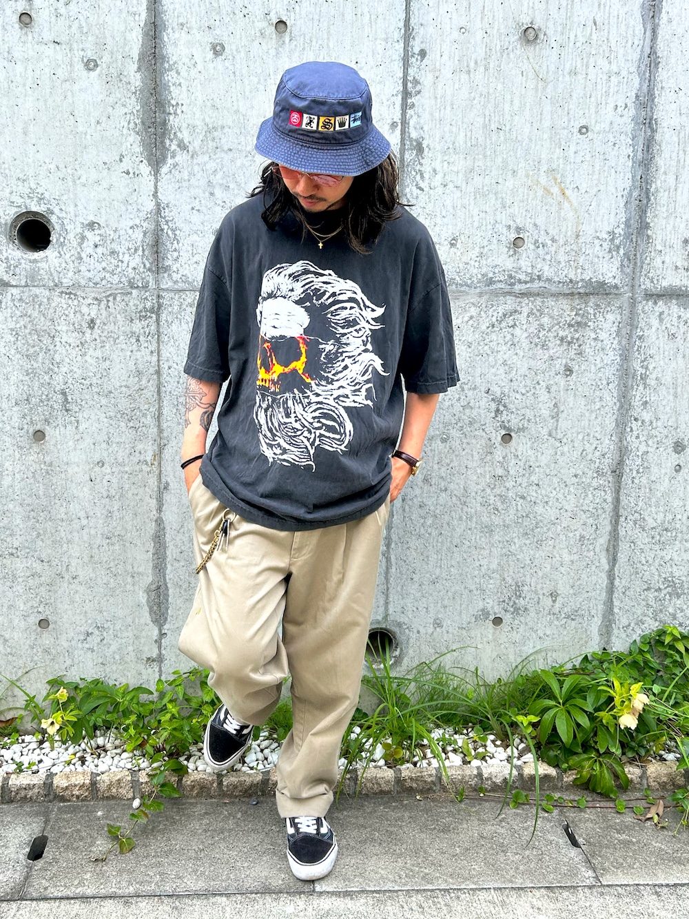「古着MIX、夏コーデ、ストリート、バケットハット、黒Tシャツ、チノパン、夏ファッション、ラクチンコーデ、VANS、フェード」｜「STUSSYのアイテム（ハット、ブルー系）」を使った、Rainyさん（メンズ・174cm）の夏コーディネートの1枚目の写真