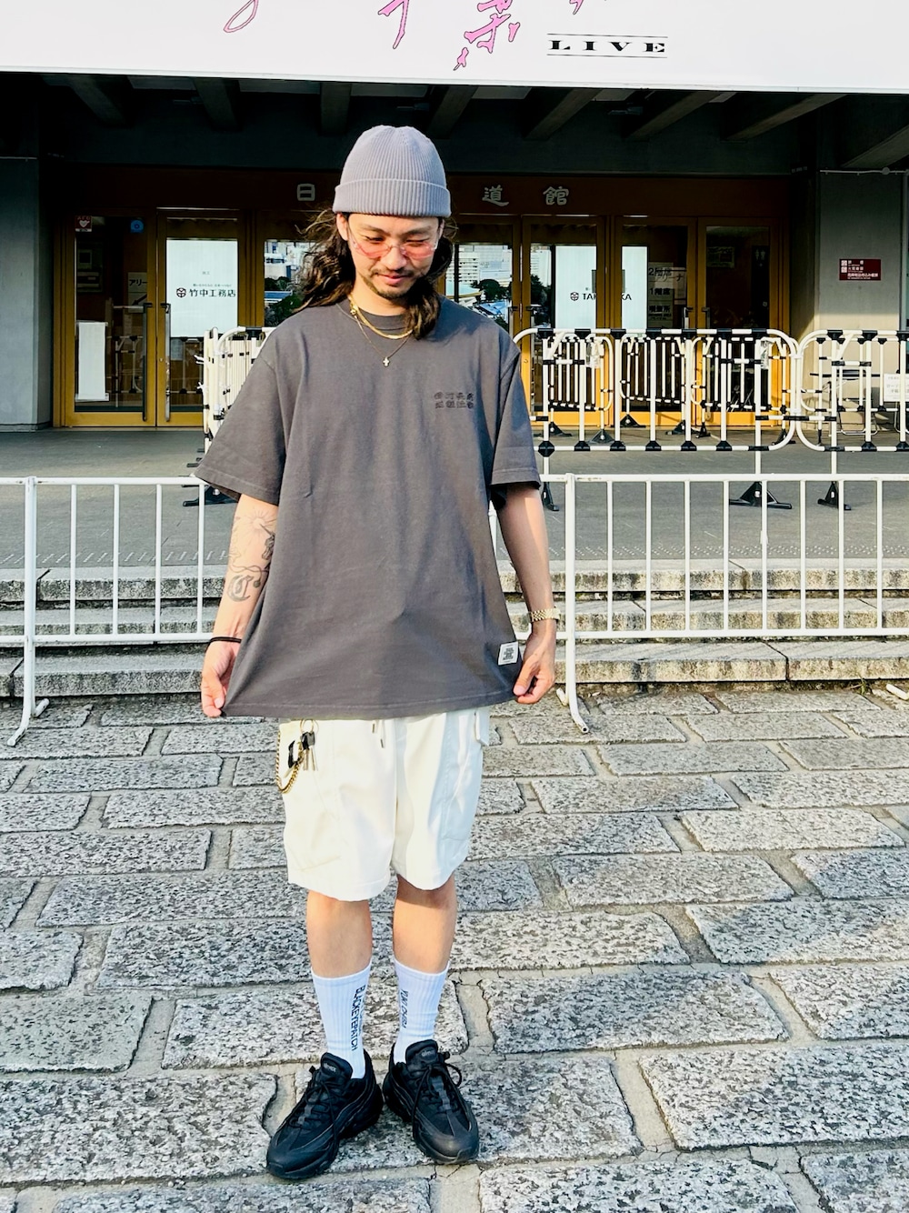 ブラック系のスニーカー、グレー系のTシャツ/カットソー、ホワイト系のパンツを着用したメンズの夏コーディネートの1枚目の写真