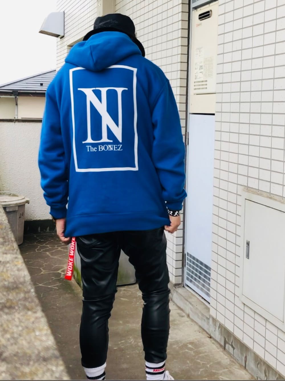 「カジュアル、レザーパンツ、スキニー、ソックスイン、パーカー、バケットハット、TheBONEZ、atmos、NIKE、ブルー」｜「atmosのアイテム（パーカー、ブルー系）」を使った、Rainyさん（メンズ・174cm）の春コーディネートの1枚目の写真