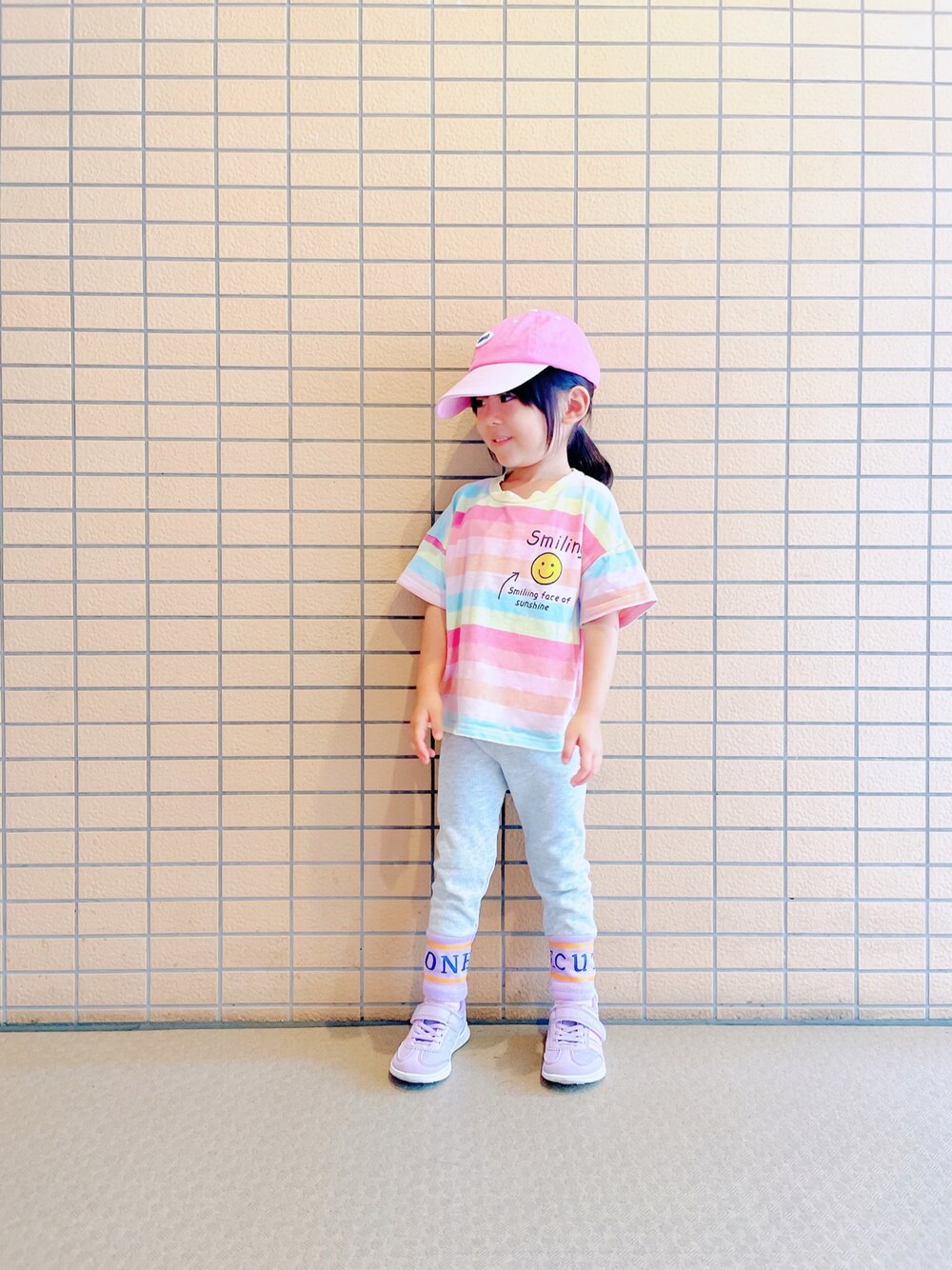 グレー系のスウェットパンツ、パープル系のスニーカー、その他のTシャツ/カットソーを着用したレディースの夏コーディネートの1枚目の写真