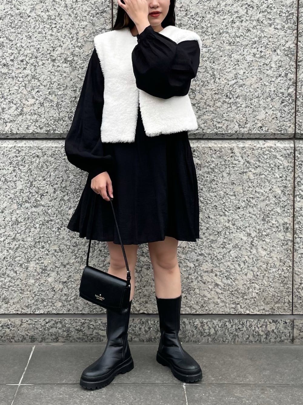 「シンプルスタイル、オトナカジュアル、春服みてみて、シャツワンピ、モノトーン、ビッグシルエット、ボリューム袖、ミニワンピ、ブラック、ショートブーツ、ワンピース、ベスト、ファーベスト、おしゃれさんと繋がりたい」｜「CAPRICIEUX LE'MAGEのムートンコンパクトベスト（その他アウター、ホワイト系）」を使った、Nさん（骨格ストレート・レディース・161cm）の春コーディネートの1枚目の写真