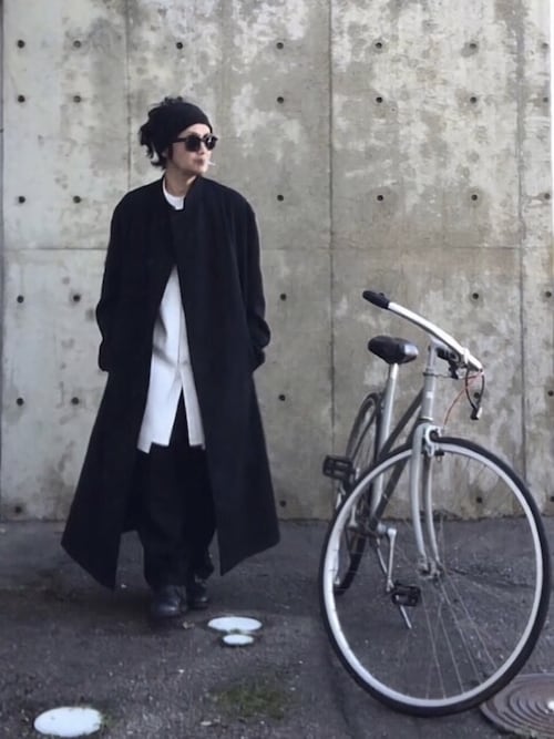 ヘアバンドを使った「ヨウジヤマモト」の人気ファッション