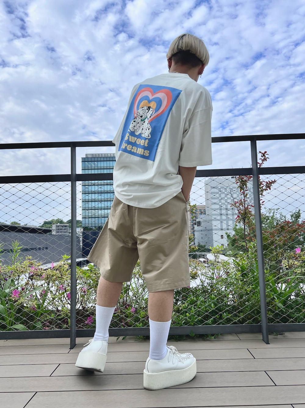 「シンプルコーデ、休日コーデ、初夏コーデ、夏コーデ、おしゃれさんと繋がりたい、ストリート、ハーフパンツ、古着MIX、ハーパン、ディズニー、101匹わんちゃん」｜「SPINNSのTWL素材 カラーハーフパンツ（その他パンツ、ベージュ系）」を使った、KAKUTOさん（メンズ・165cm）の春コーディネートの1枚目の写真