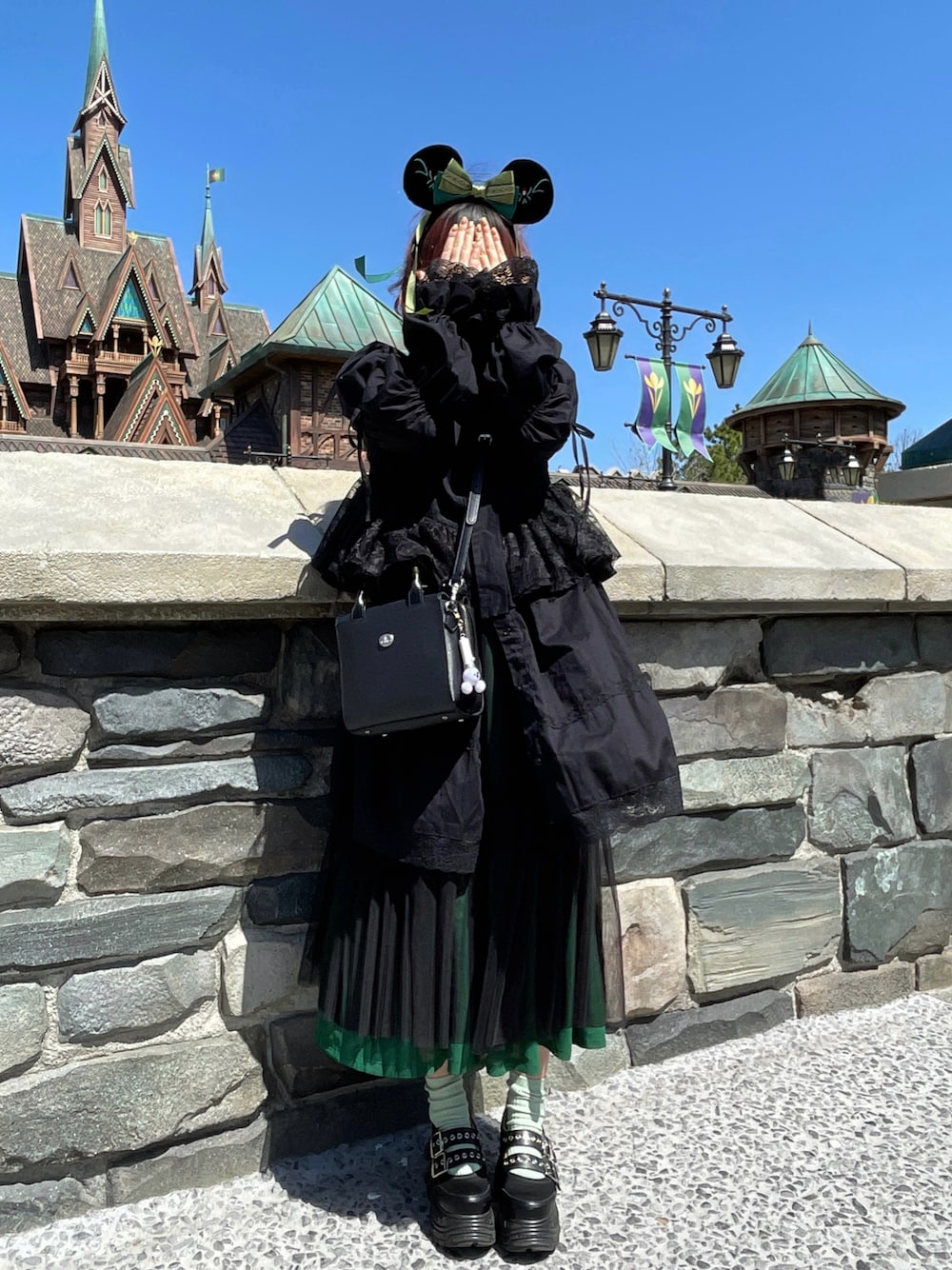 「ショルダーバッグ、ディズニーコーデ、アナと雪の女王、ファンタジースプリングス、リボン、大人女子、レイヤードスタイル、ブラックコーデ、Vivienne Westwood、ミントグリーン、チュール、テーマパークコーデ、春コーデ、黒、春服コーデ」｜「YOSUKEの「YOSUKE/ヨースケ」厚底スニーカー（スニーカー、ブラック系）」を使った、MIHOさん（レディース・153cm）の春コーディネートの1枚目の写真