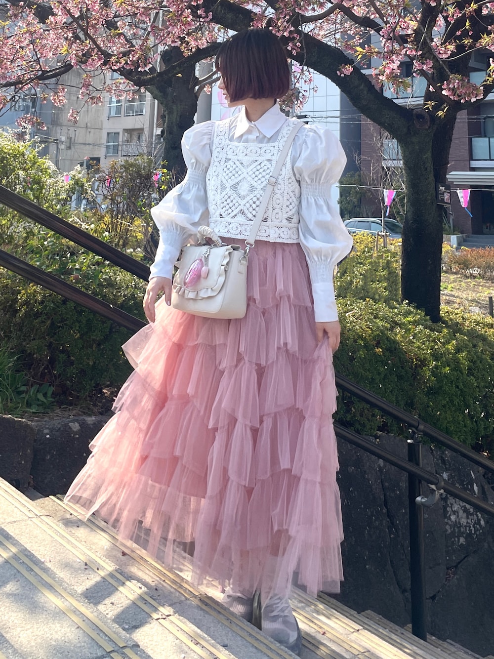 「春めき満開コーデ、お花見コーデ、花見、ピンク、ピンクコーデ、ガーリー、休日スタイル、はるコーデ、春コーデ、スカートコーデ、ビスチェ、プチプラコーデ、grounds、ブラウス、ガーリーコーデ」｜「shopnikonikoのニットビスチェ クロシェ編み ビスチェ かぎ針 ベスト 秋冬 ショート丈  ニットベスト（ベスト、ホワイト系）」を使った、MIHOさん（レディース・153cm）の春コーディネートの1枚目の写真