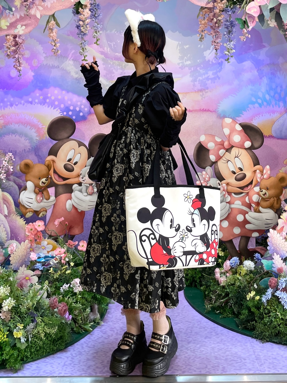 「ショルダーバッグ、レイヤードスタイル、夏ファッション、ガーリー、ワンピーススタイル、マリーちゃんコーデ、ディズニーコーデ、ディズニーストア、ワンピース、アームウォーマー、夏コーデ、最近のいい感じコーデ、低身長コーデ、ディズニー、厚底シューズ」｜「YOSUKEの「YOSUKE/ヨースケ」厚底スニーカー（スニーカー、ブラック系）」を使った、MIHOさん（レディース・153cm）の春コーディネートの1枚目の写真