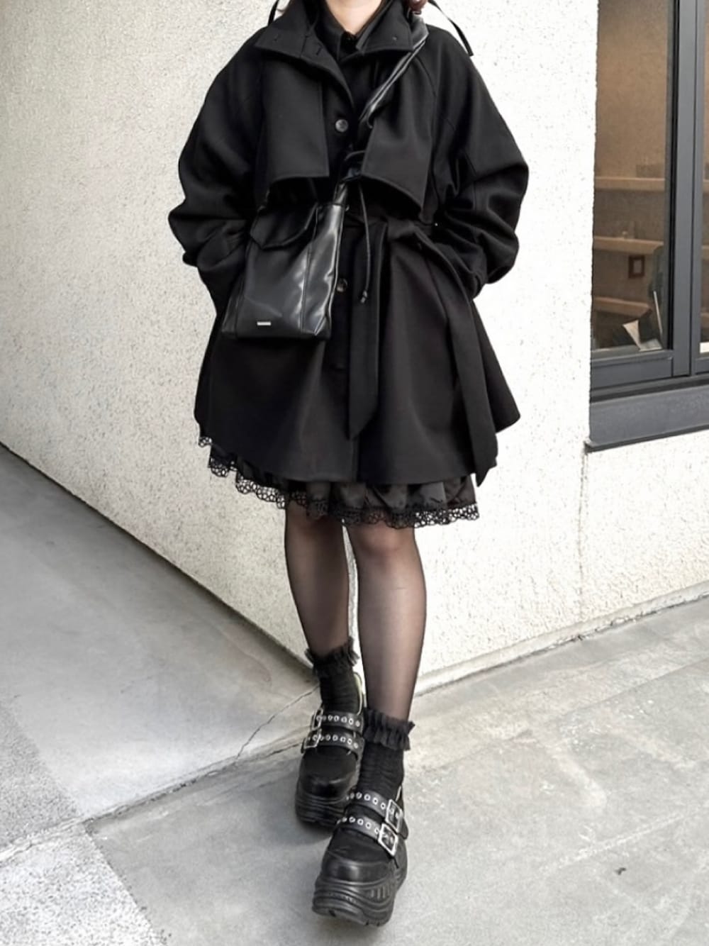 「最近のいい感じコーデ、冬アウター、お出かけコーデ、オトナ女子、ラクチンコーデ、クリスマスコーデ、休日スタイル、大人かわいい、ブラックコーデ、おでかけコーデ、プチプラ、キレイめコーデ、モノトーンコーデ、コート、シンプルコーデ」｜「tiptopの【ZOZO限定カラー】ミドル丈トレンチコート（トレンチコート、ブラック系）」を使った、MIHOさん（レディース・153cm）の冬コーディネートの1枚目の写真
