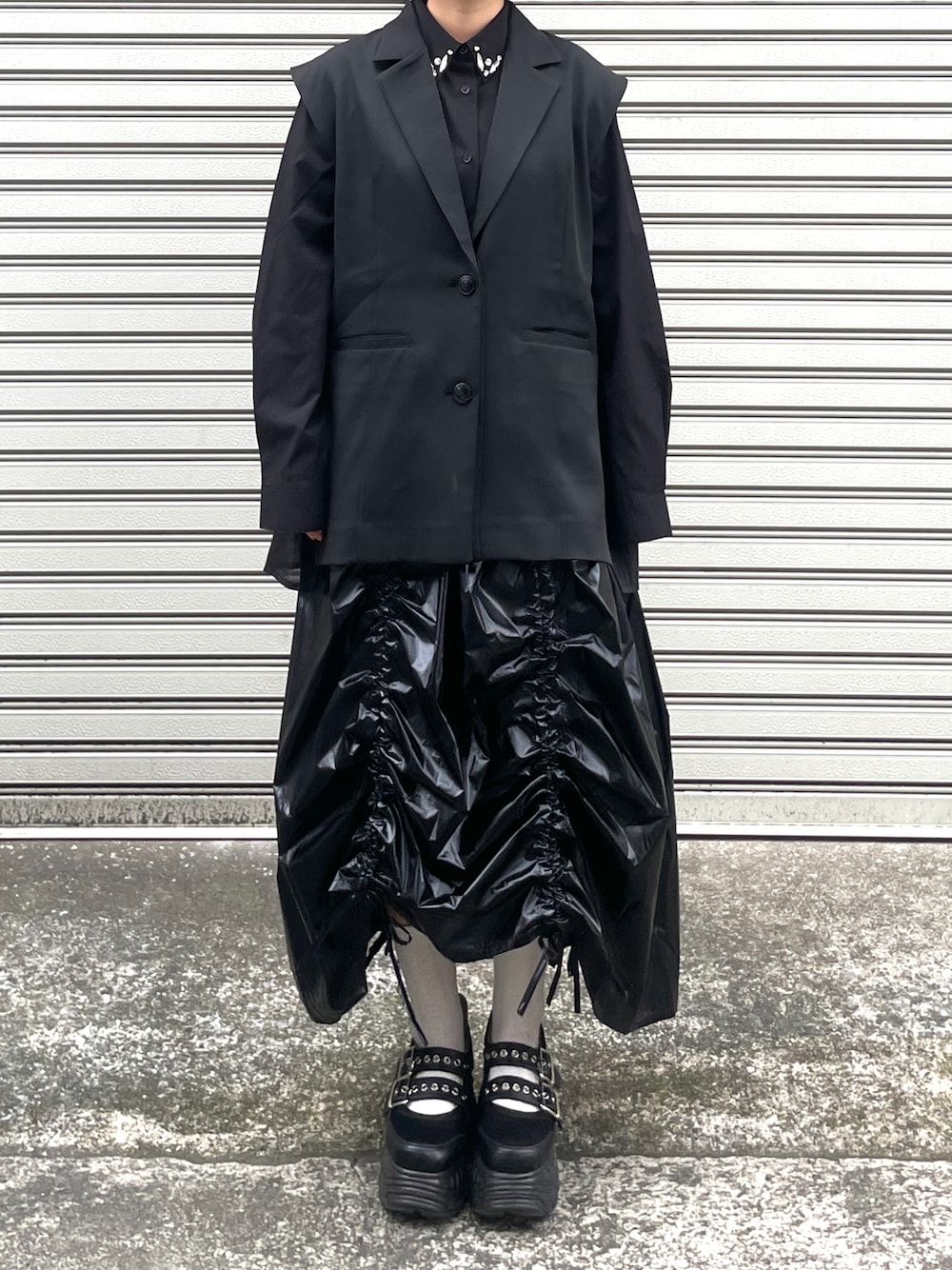 ブラック系のシャツ/ブラウス、ブラック系のベスト、ブラック系のスカートを着用したレディースの秋コーディネートの1枚目の写真