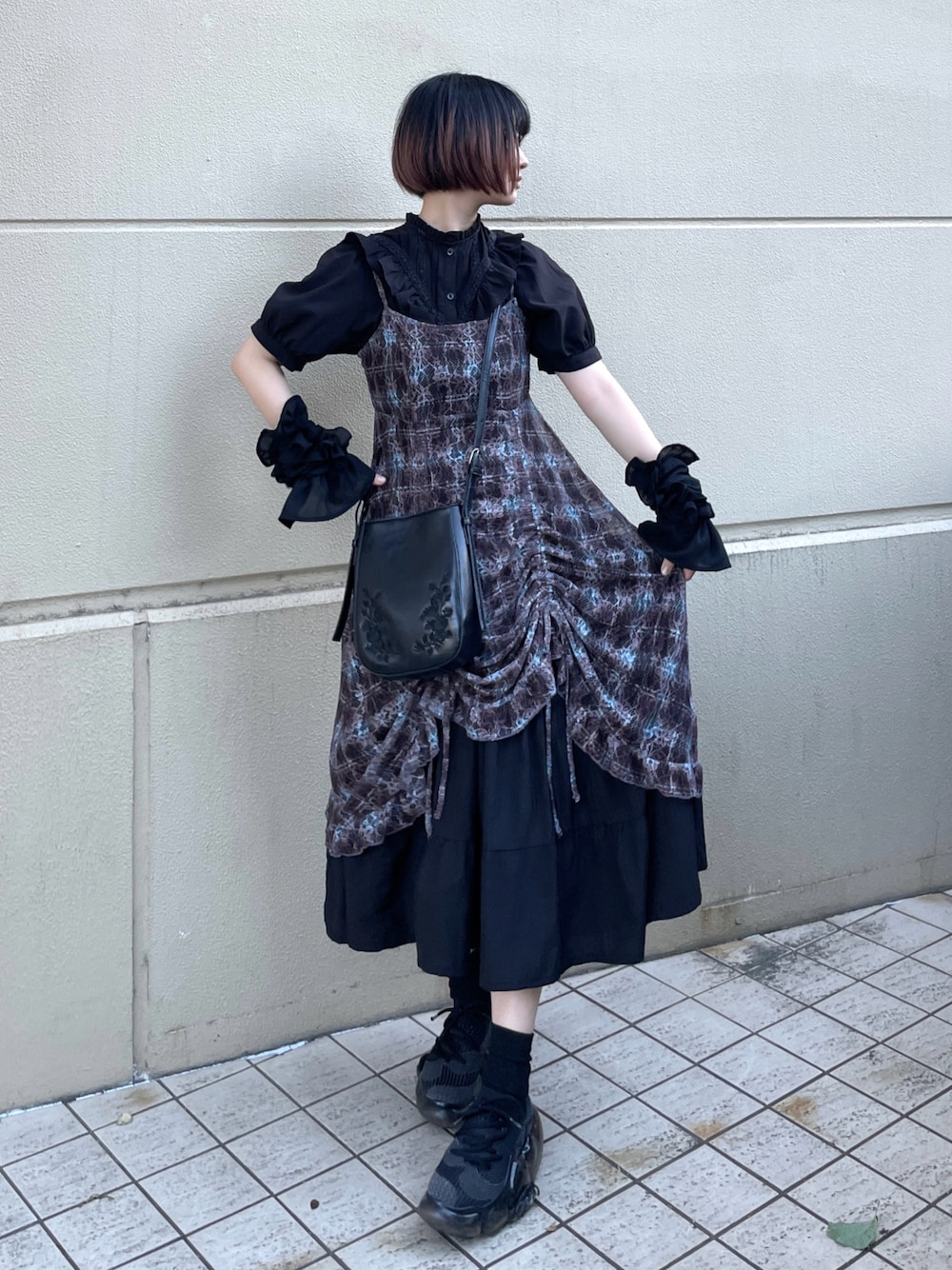 「夏ルックで気分アップ、お出かけコーデ、アームカバー、キャミワンピ、おでかけコーデ、夏服コーデ、ワンピーススタイル、ラクチンコーデ、ワンピースコーデ、韓国ファッション、プチプラ、tiptop、tiptop_pocket、黒、夏ファッション」｜「groundsのgrounds / グラウンズ/ 別注MOOPIE RF/BLACK（スニーカー、ブラック系）」を使った、MIHOさん（レディース・153cm）の夏コーディネートの1枚目の写真